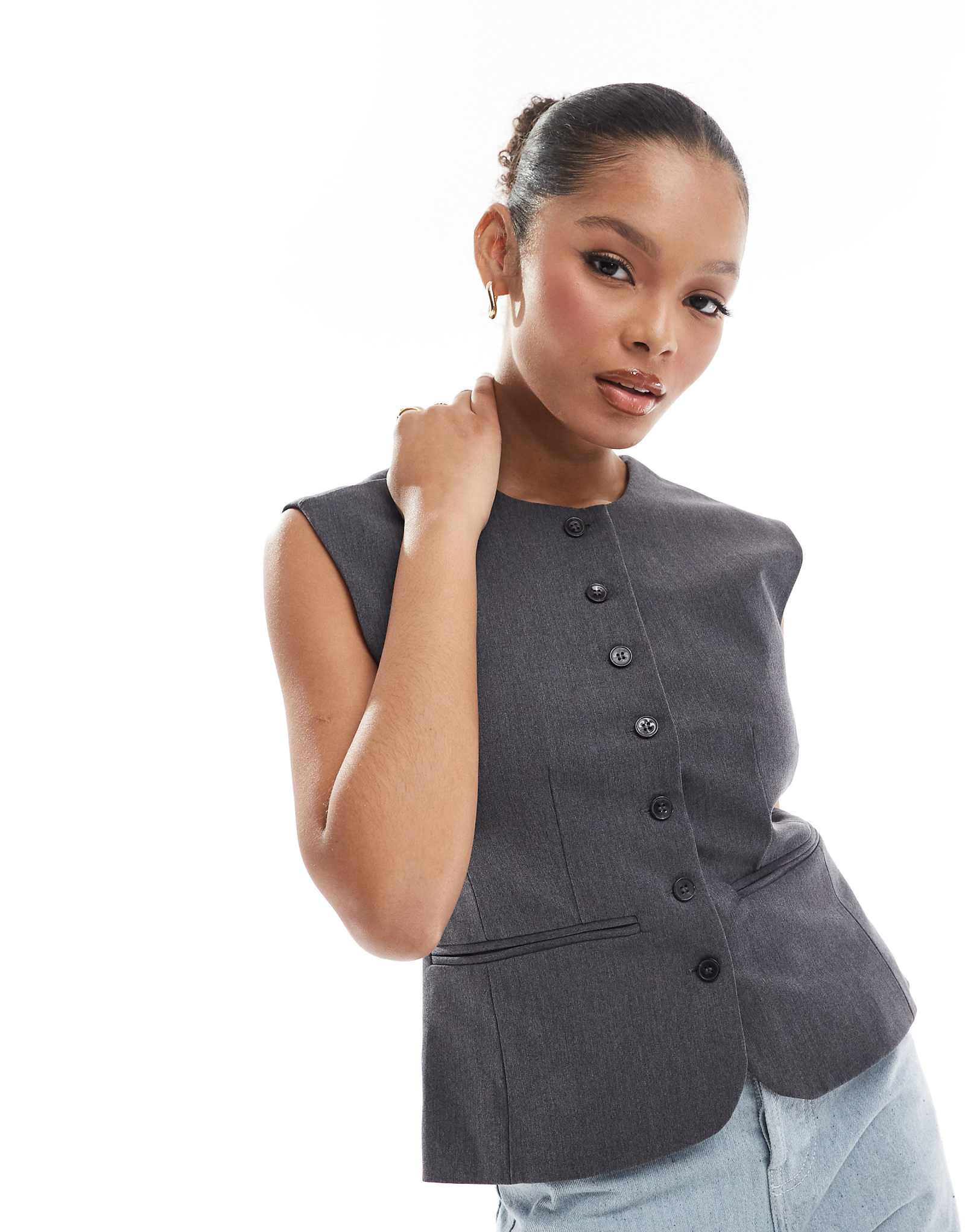 Выбранный женский приталенный жилет темно-серого цвета 8290₽