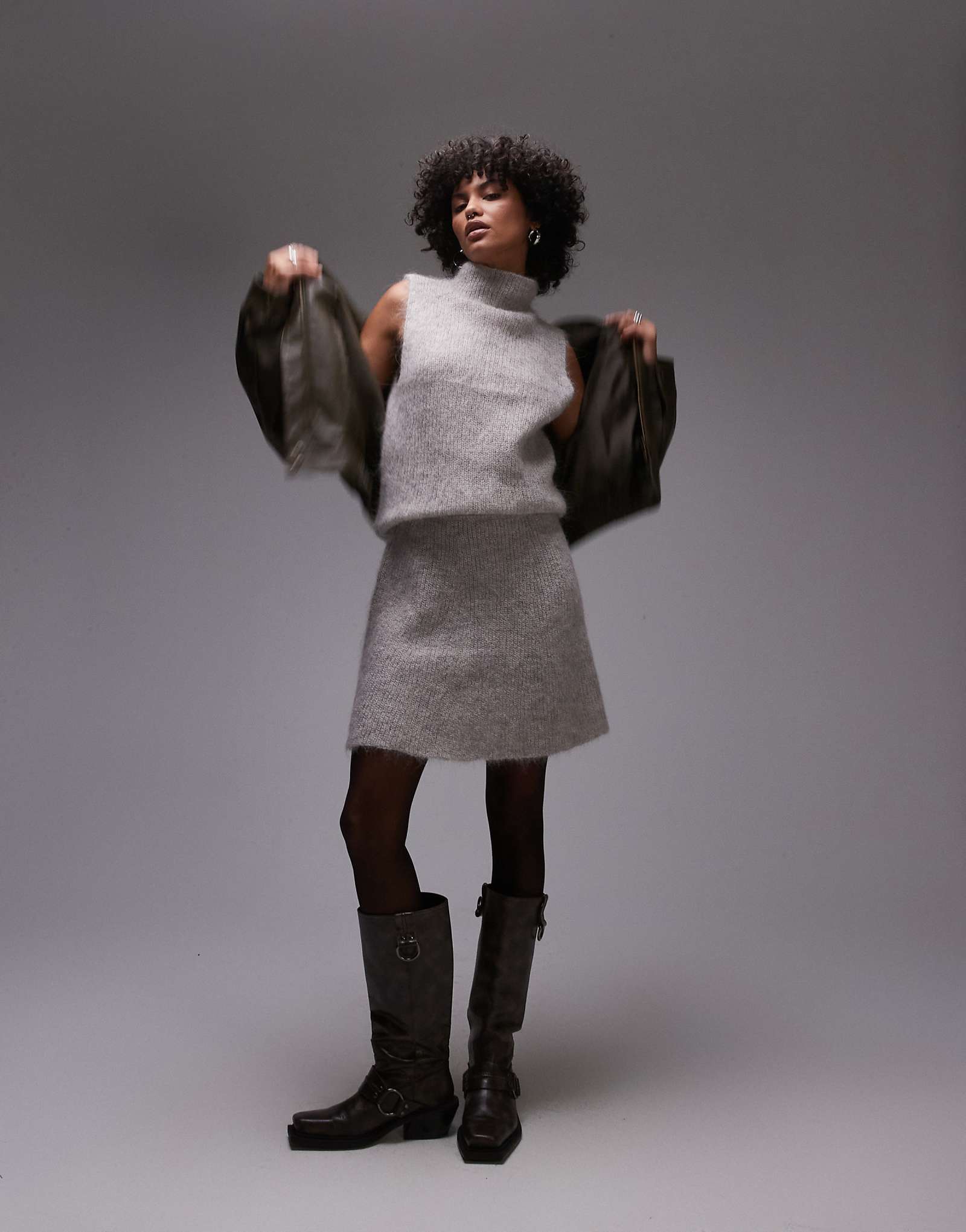 Выбранная женская трикотажная юбка серого цвета 9790₽