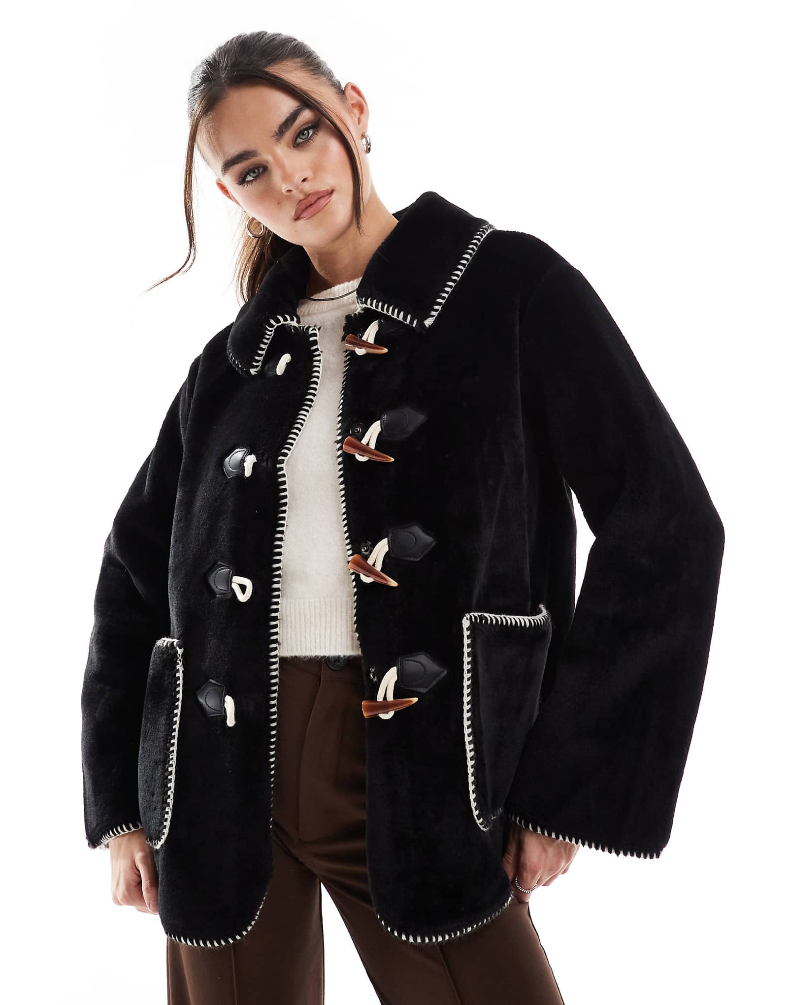 Предметная меховая куртка с застежками-кнопками черного цвета 30090₽