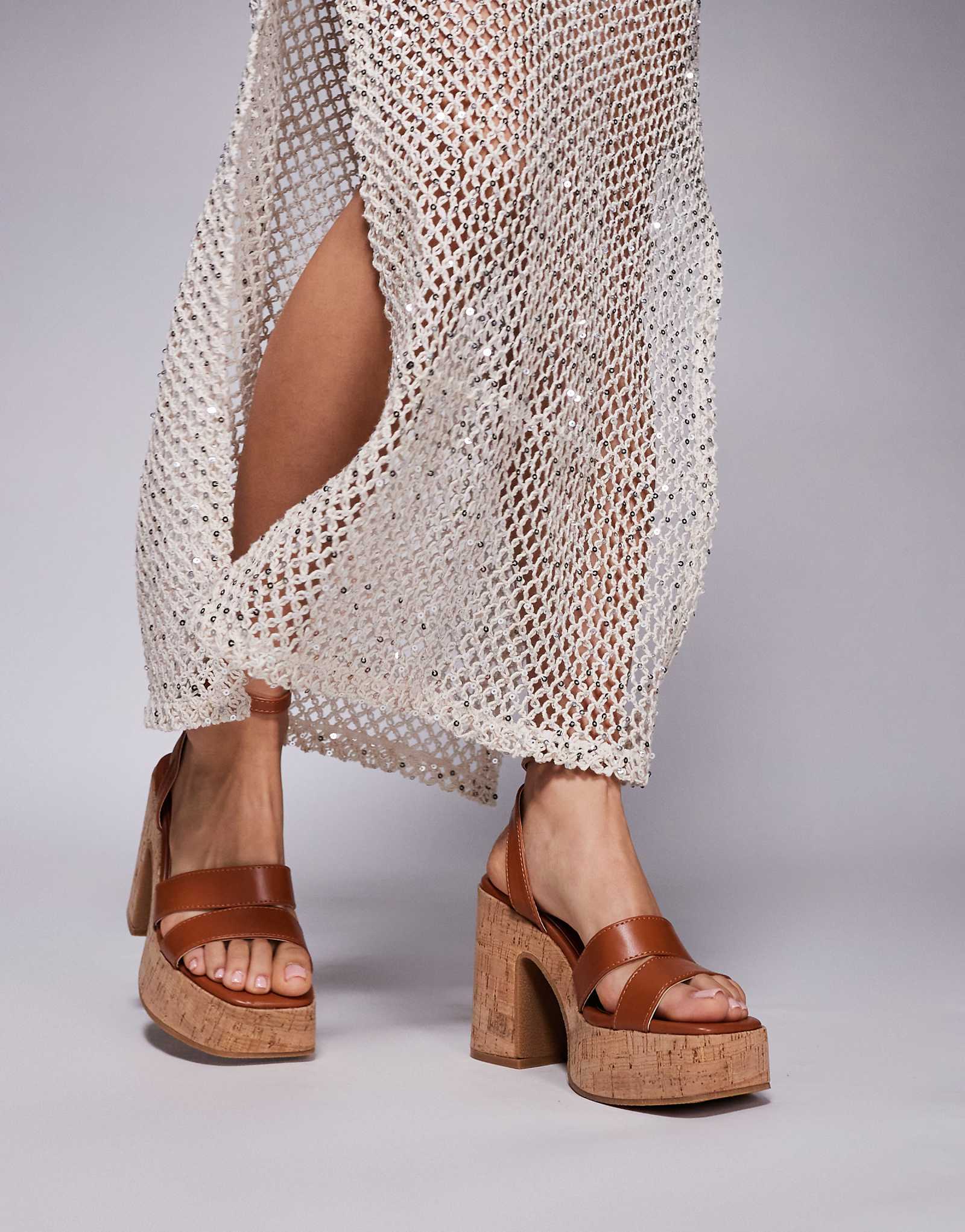 Коричневые пробковые босоножки на каблуках для Южного пляжа 10690₽