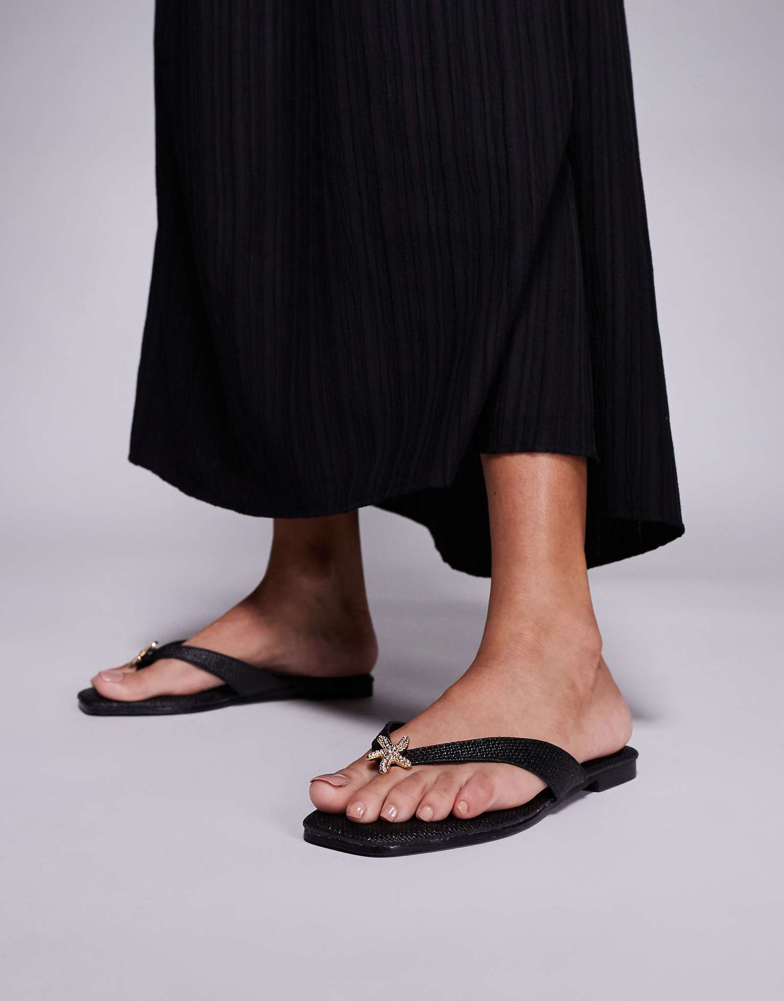 Шлепанцы для Саут-Бич с украшением в виде звезд из черной рафии 5990₽