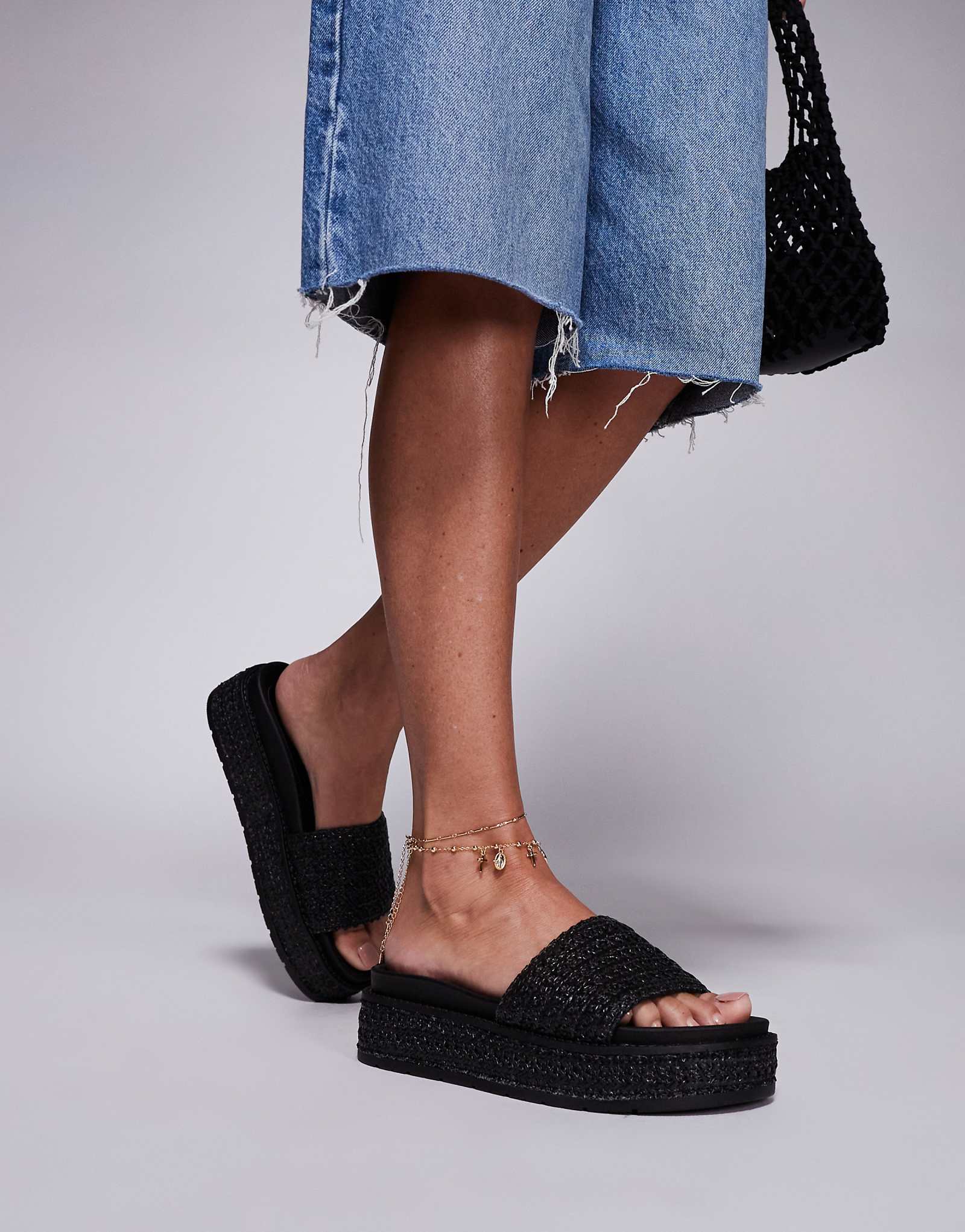 Сандалии на платформе South Beach из черной рафии 7490₽