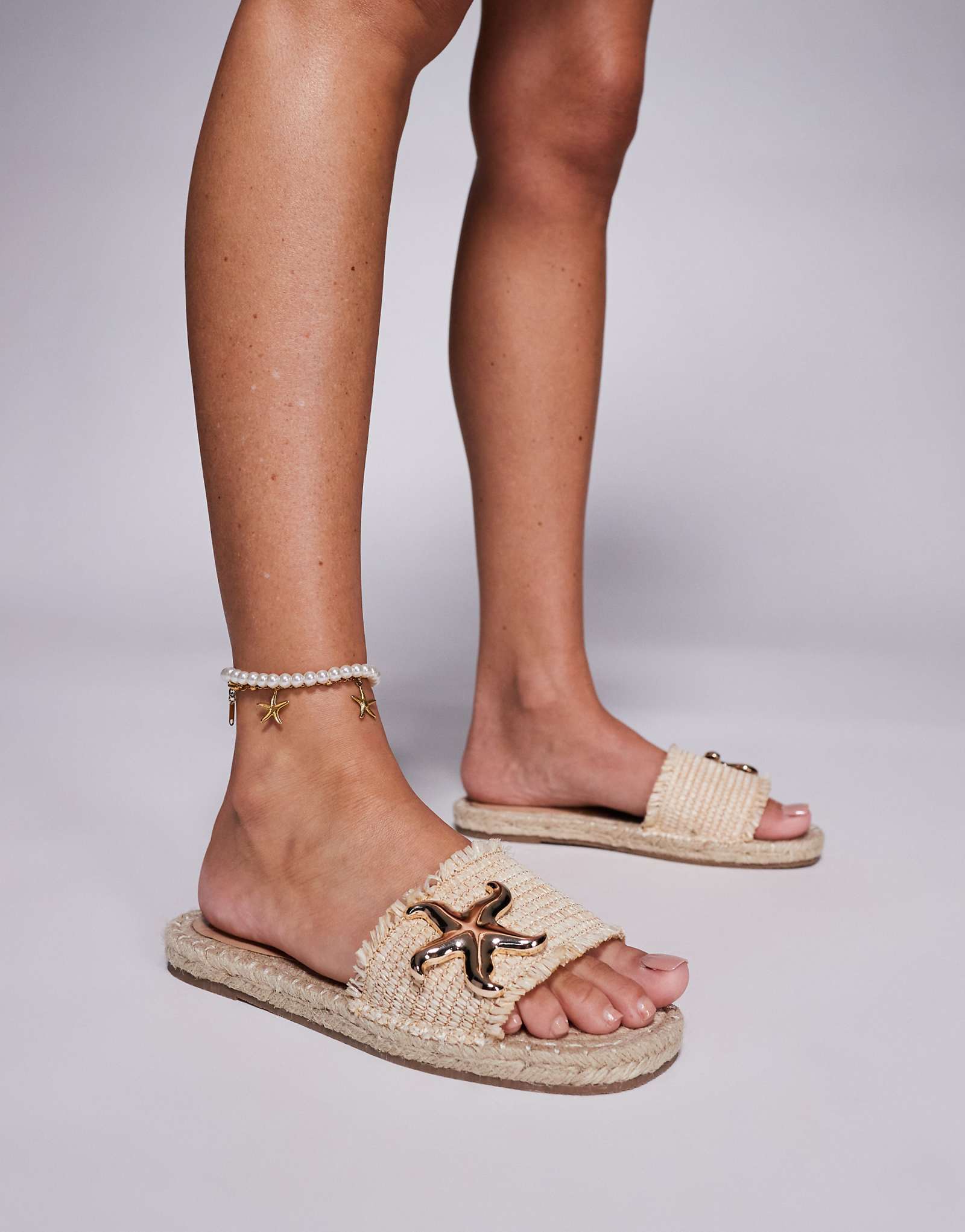 Сандалии для южного пляжа с морской звездой из натуральной рафии 8890₽