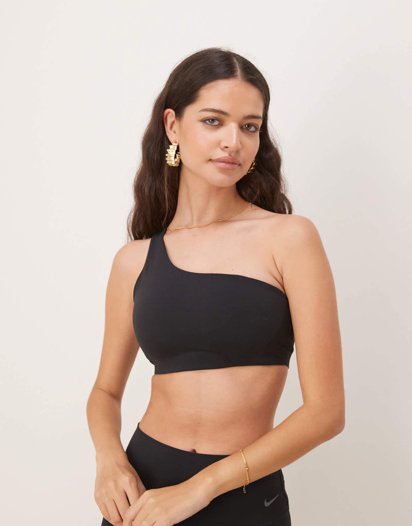 Спортивный бюстгальтер Nike Training Zenvy Yoga soft touch с легкой поддержкой на одно плечо черного цвета 11190₽