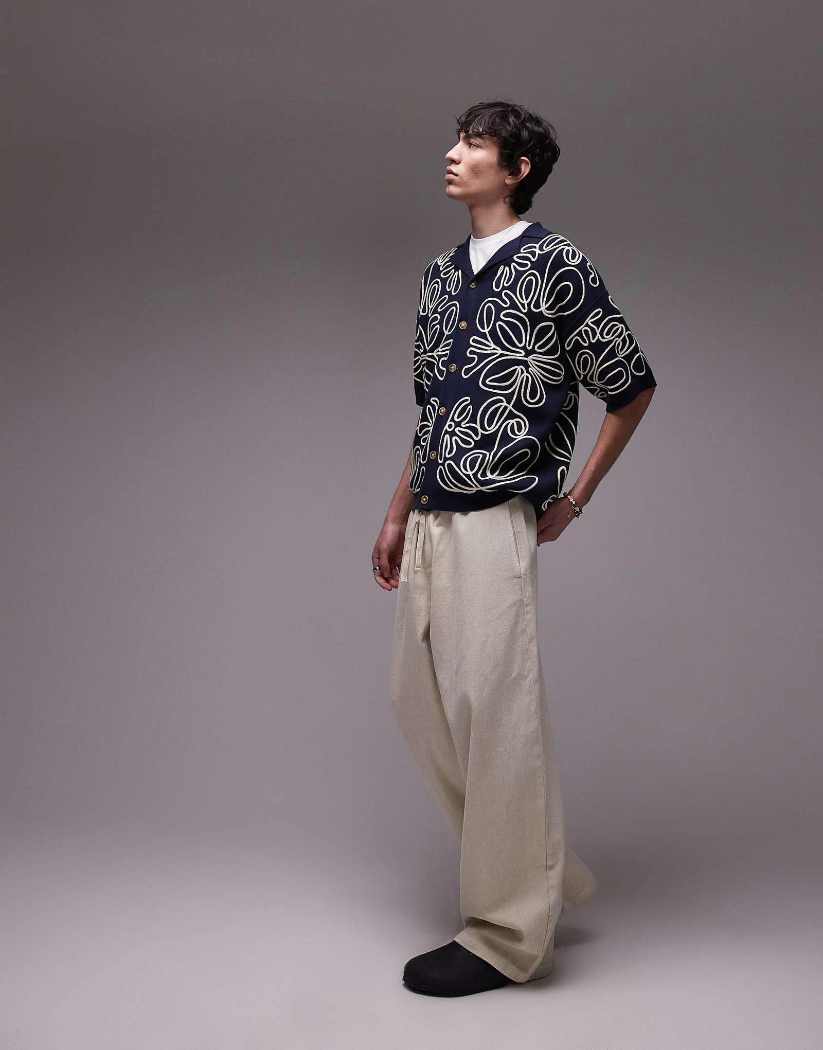 Непринужденная тяжелая рубашка с вышивкой в цветочек от Topman темно-синего и кремового цветов 9990₽