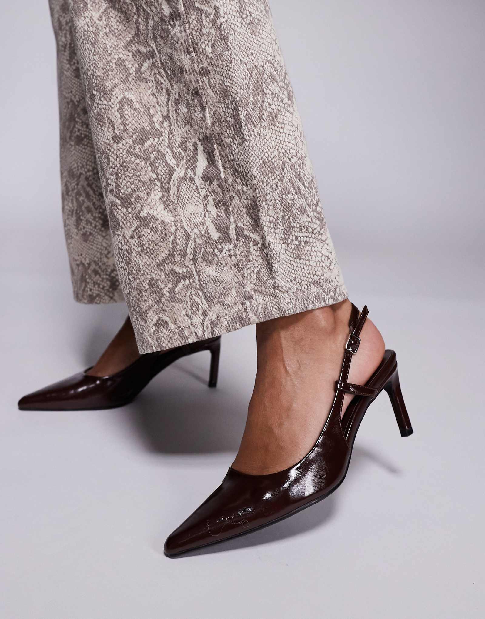 Public Desire - Сальса с откидной спинкой и кошачьими каблуками коричневого цвета 9790₽