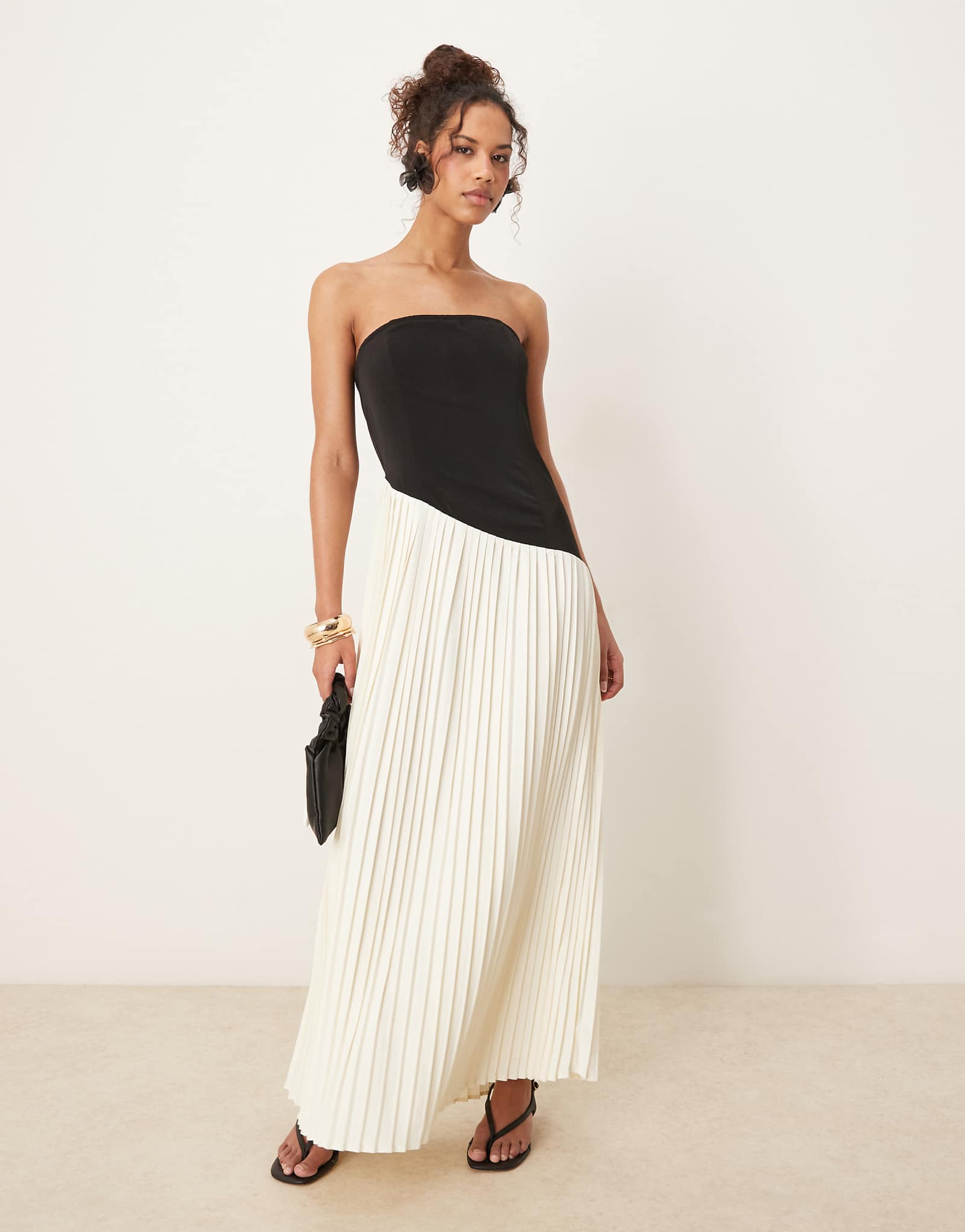 Однотонное асимметричное плиссированное платье макси в шесть этажей