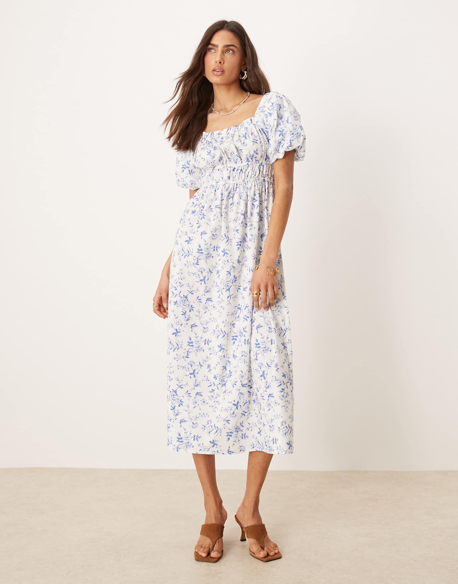 Платье миди с гофрированным лифом Nobodys Child от Kurtis в бело-голубых тонах в цветочек 17290₽