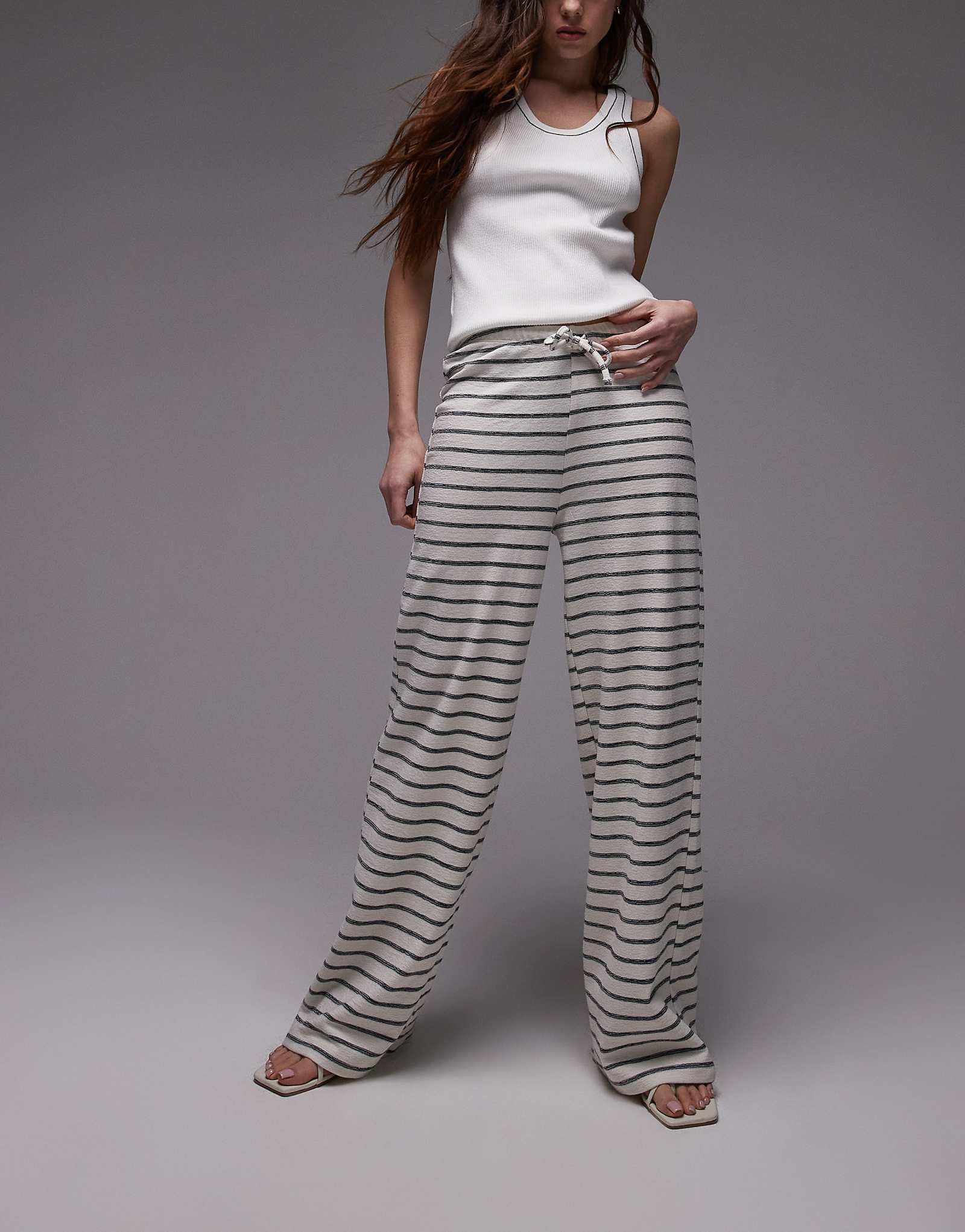 Широкие брюки в полоску с завязками от Topshop цвета экрю 7290₽