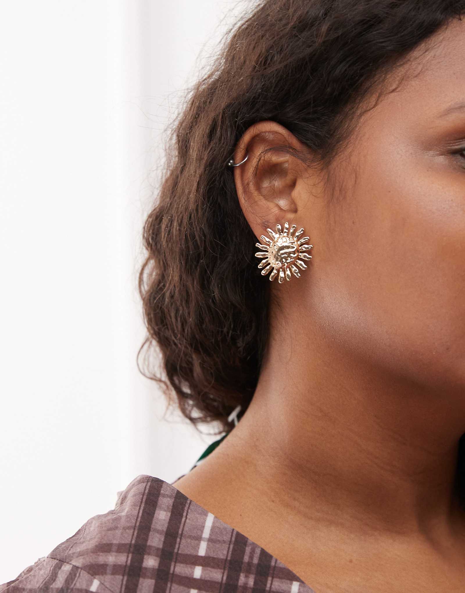 Крупные золотые серьги-гвоздики-солнце Petit Moments sol