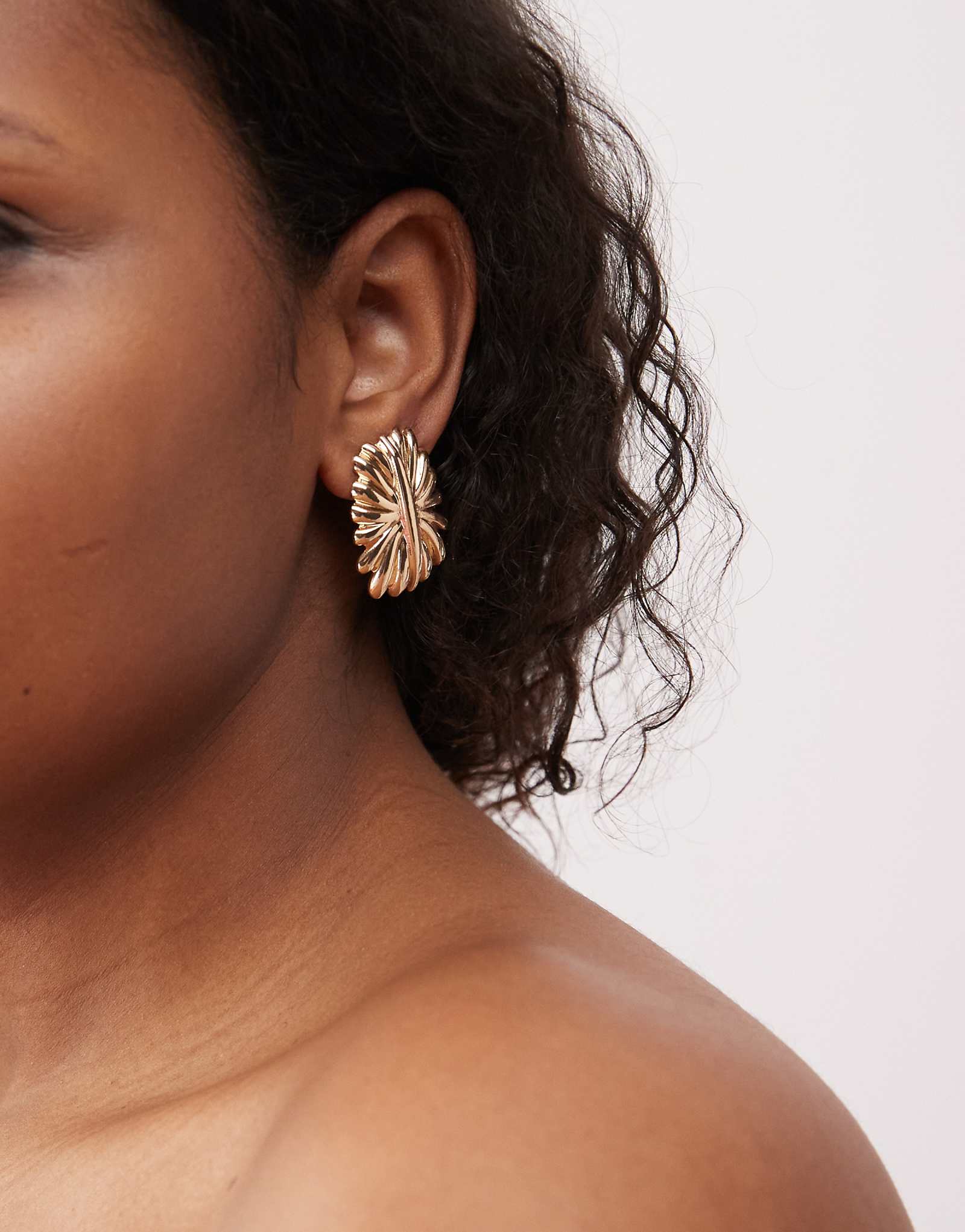 Золотые серьги-гвоздики Petit Moments carro с крупными заклепками-гвоздиками