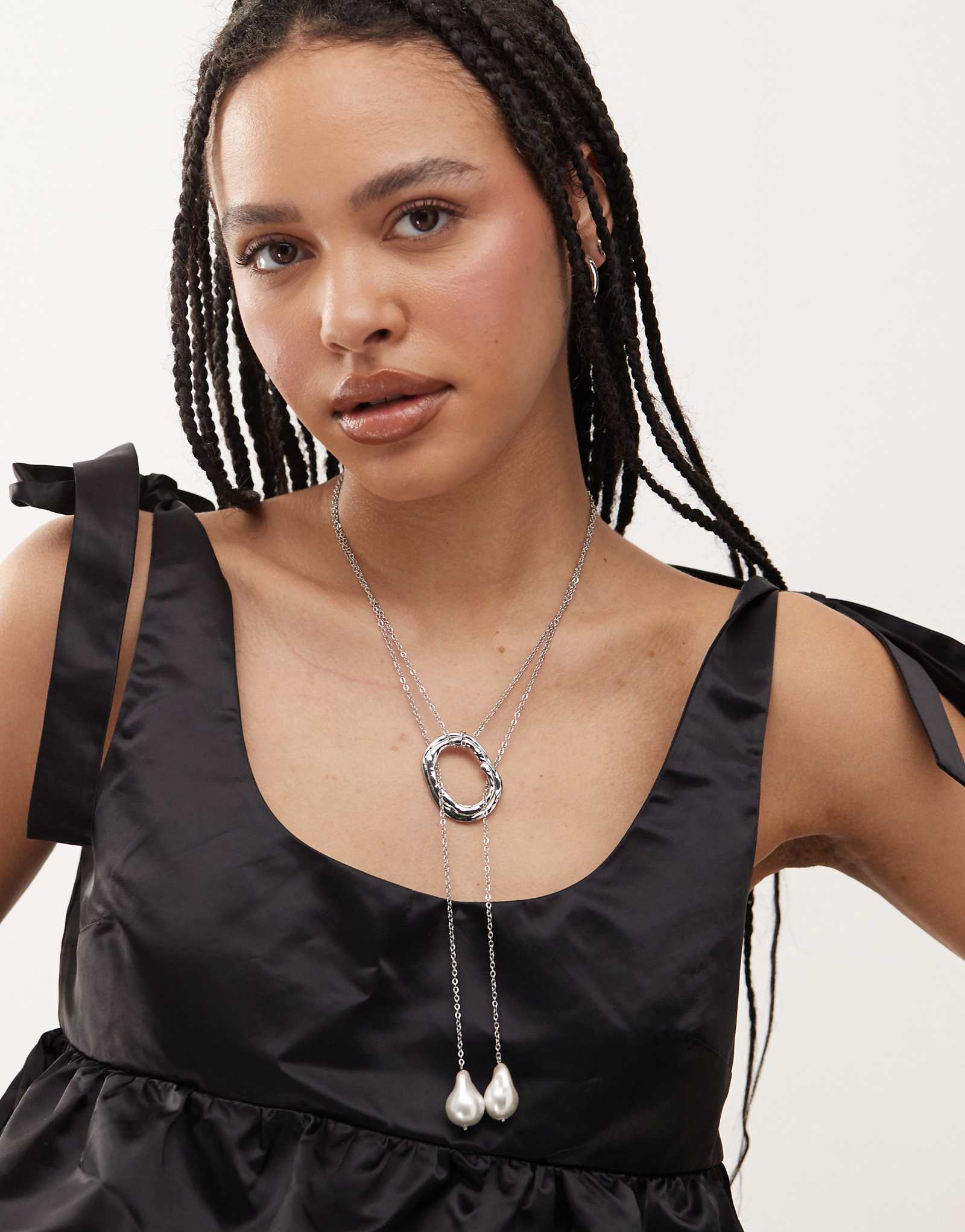 Эффектное ожерелье-лариат Petit Moments sunset с жемчужными подвесками из серебра 3390₽