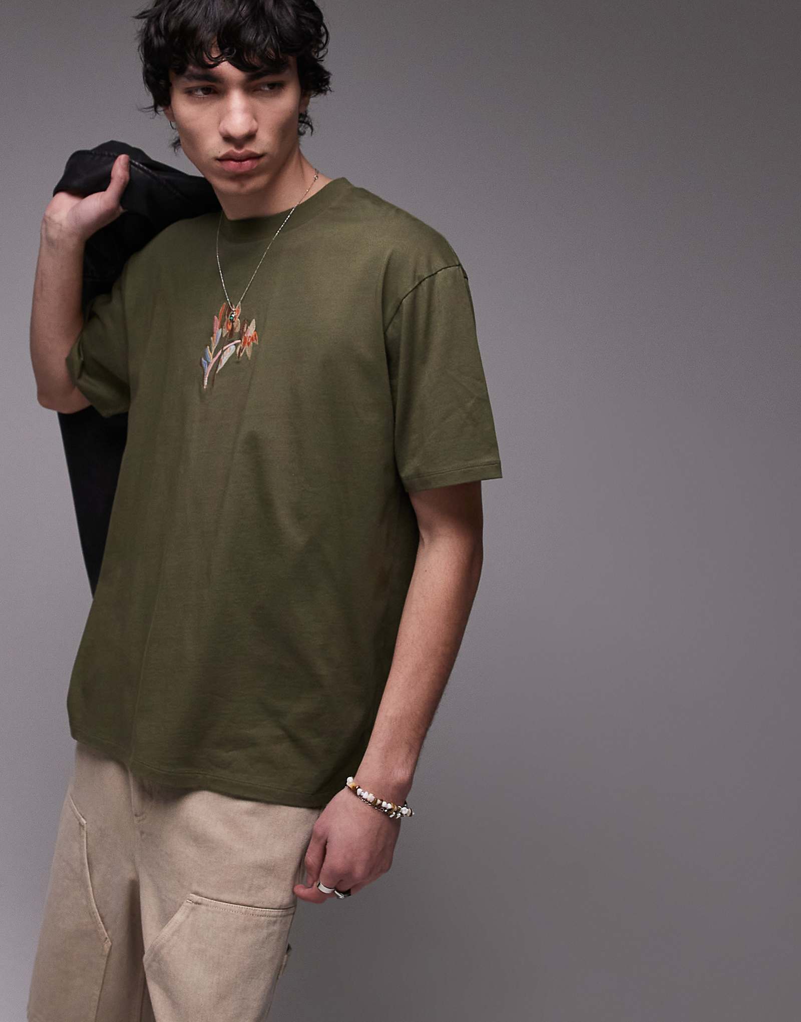 Футболка премиум-класса Topman oversize fit с цветочной вышивкой темно-зеленого цвета 5090₽