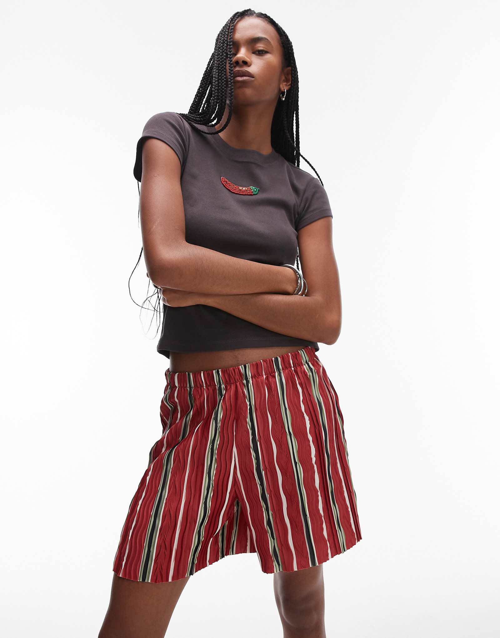 Широкие шорты из плиссе в полоску от Topshop красного цвета 4090₽