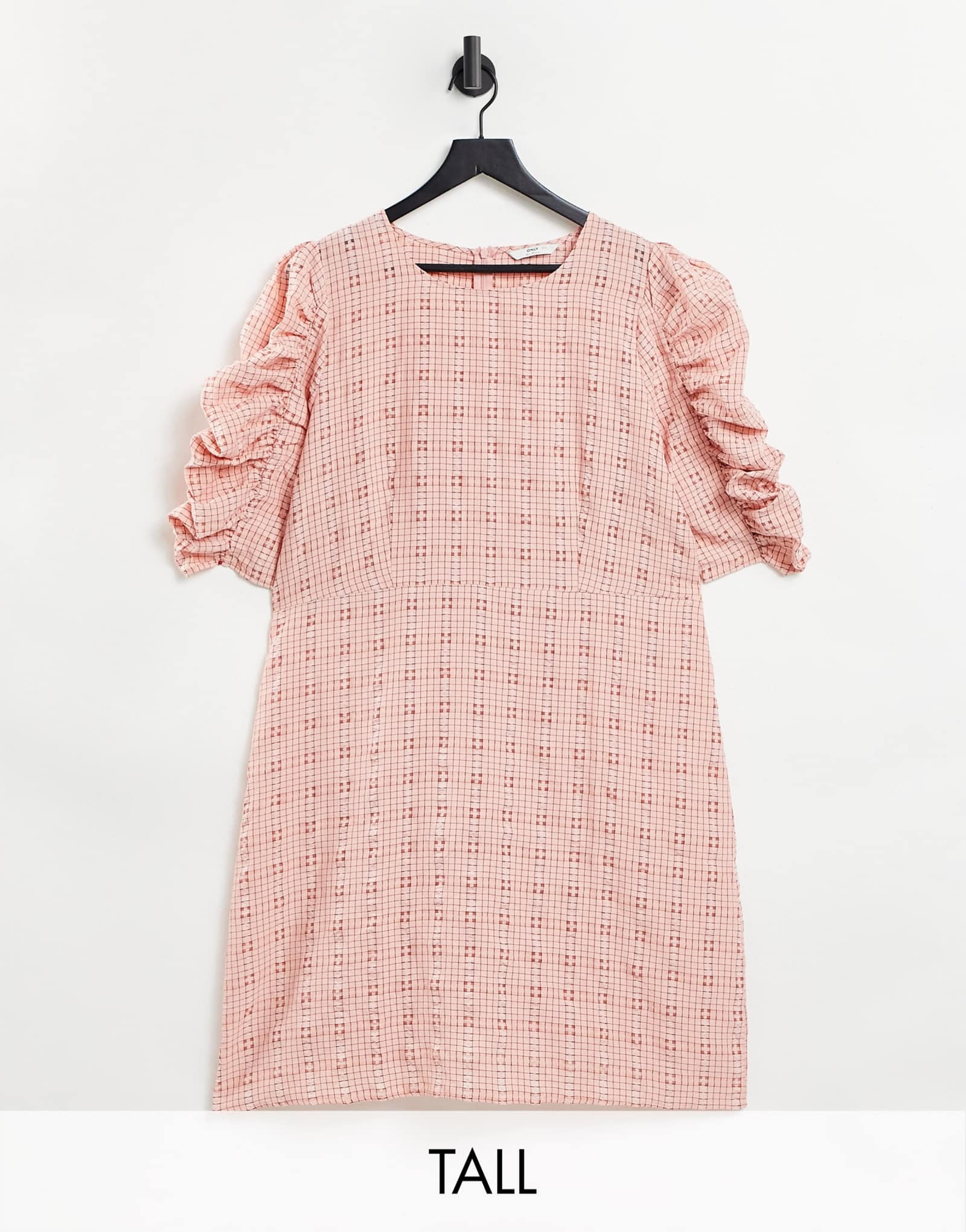 Только высокое фактурное мини-платье с рюшами на рукавах в розовую клетку