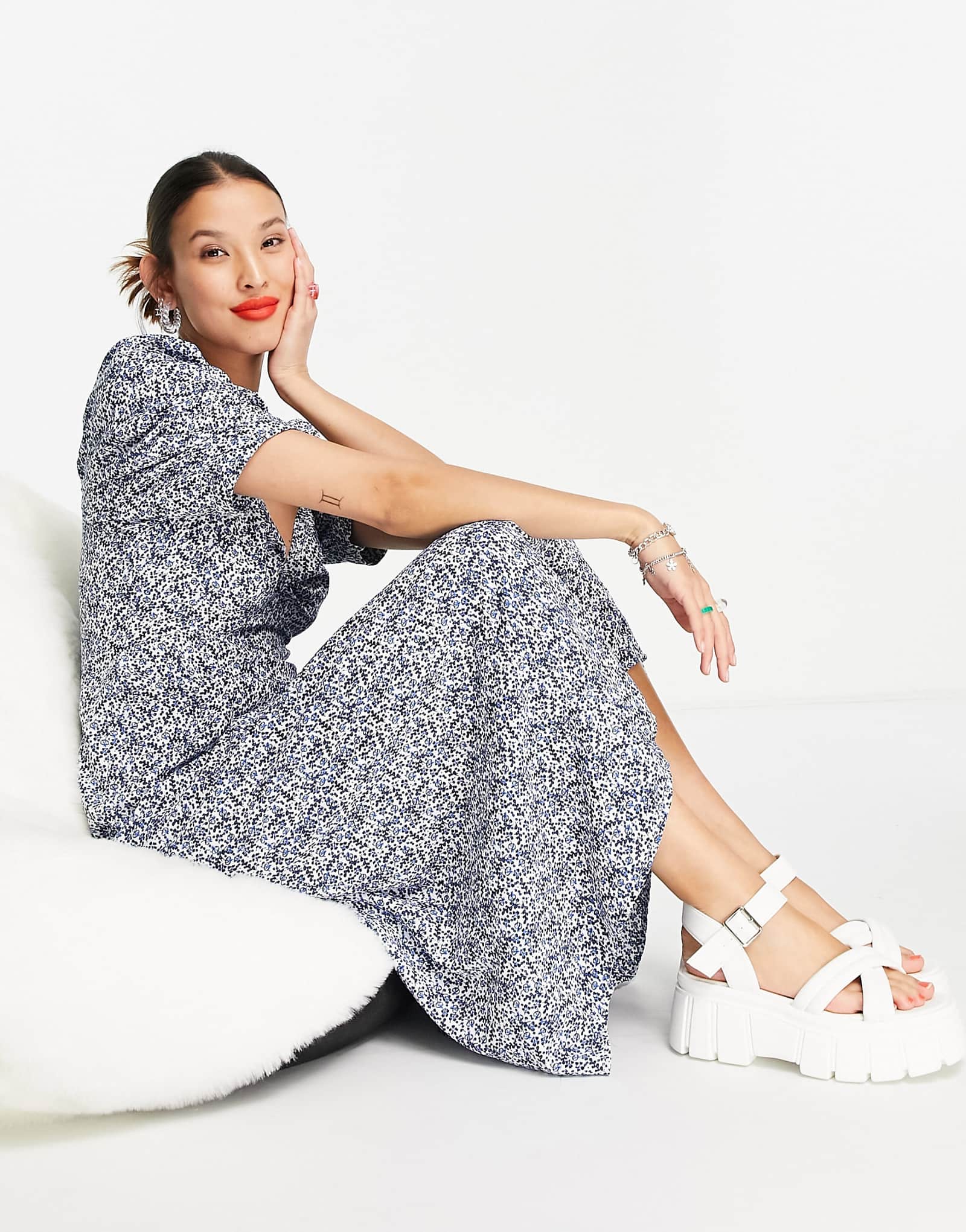 Единственное чайное платье миди с бело-голубым цветочным принтом 3990₽