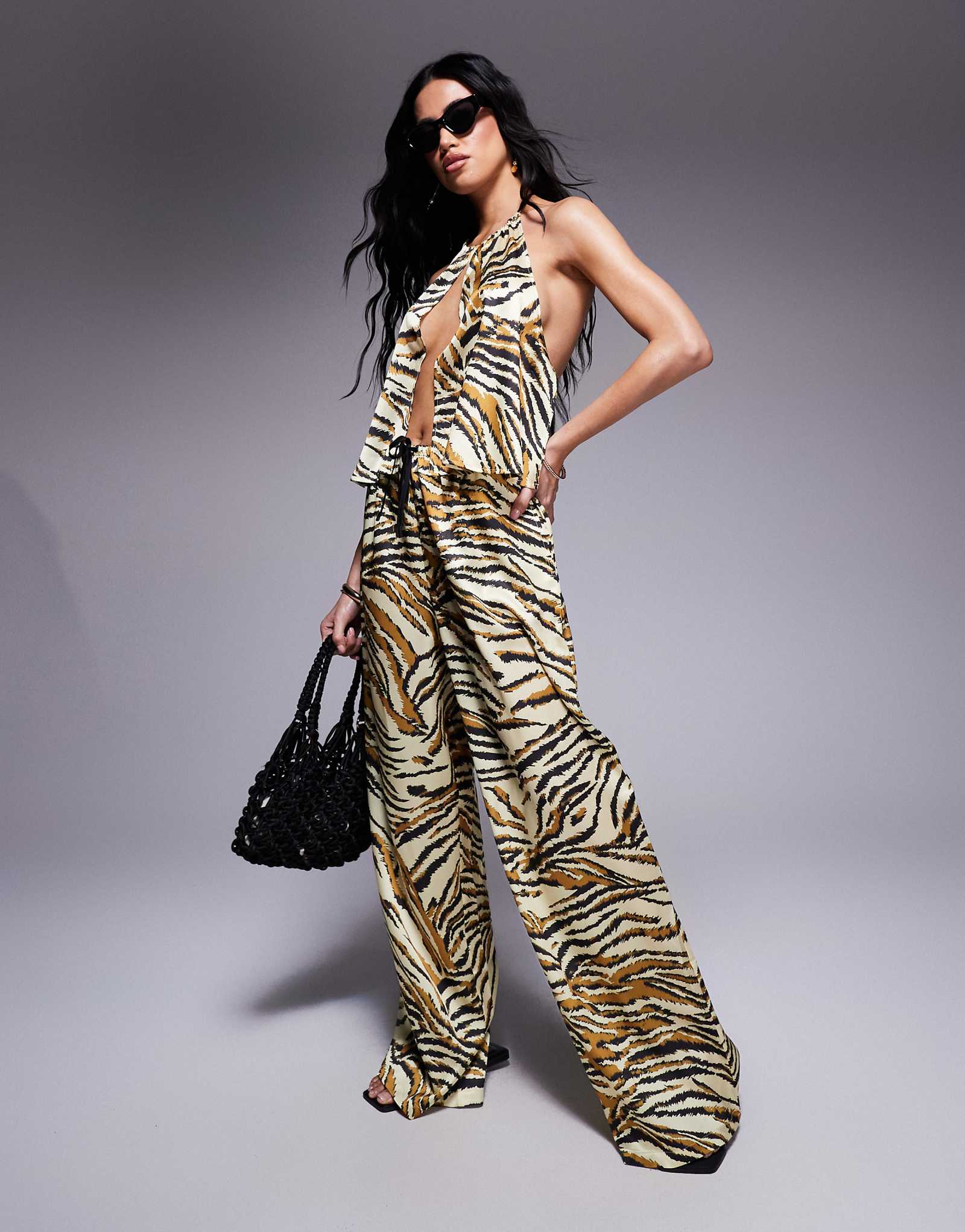 Пляжные брюки ASOS DESIGN Gia из атласа с животным принтом 3290₽