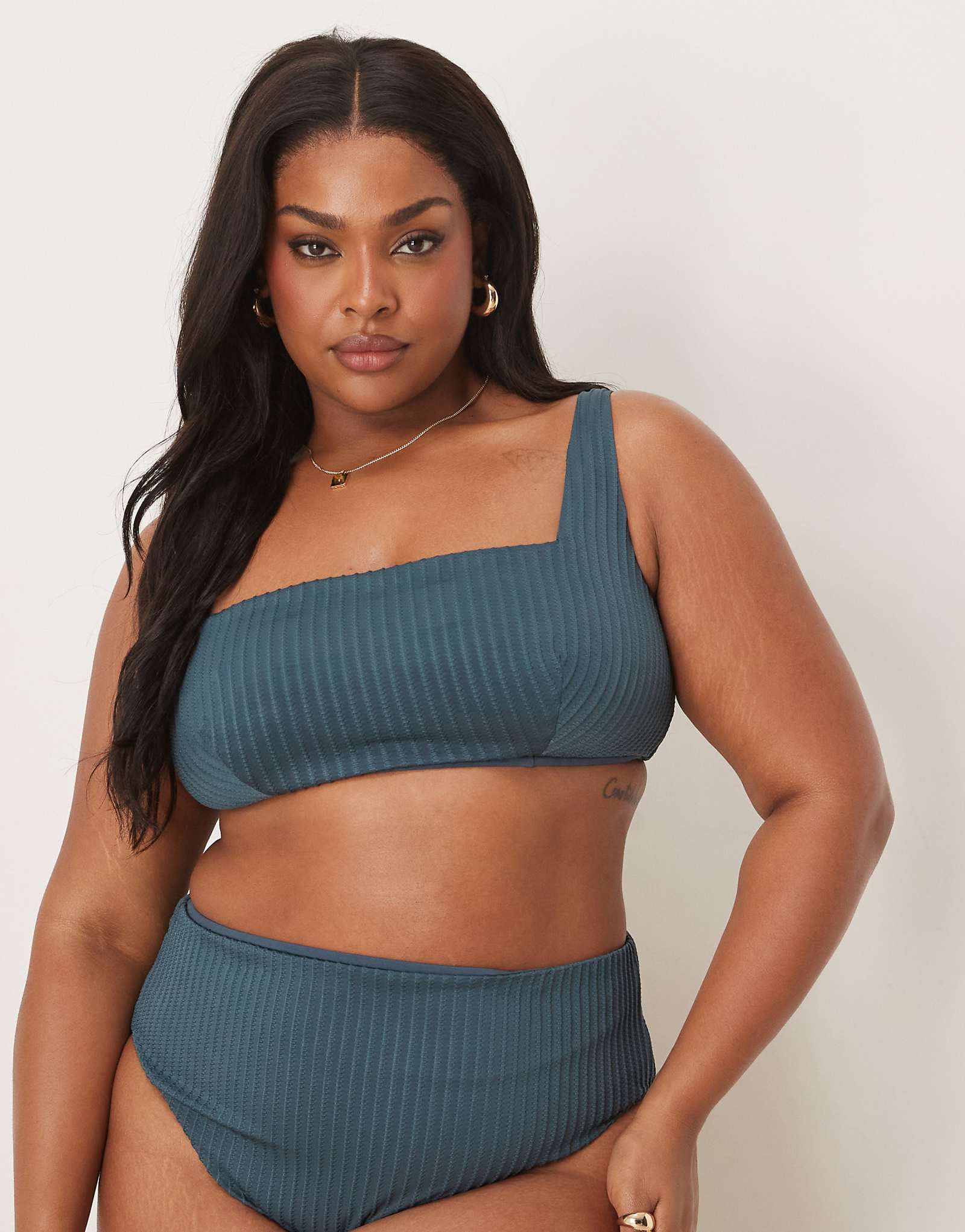 Укороченный топ-бикини в рубчик ASOS DESIGN Curve темно-синего цвета 3090₽