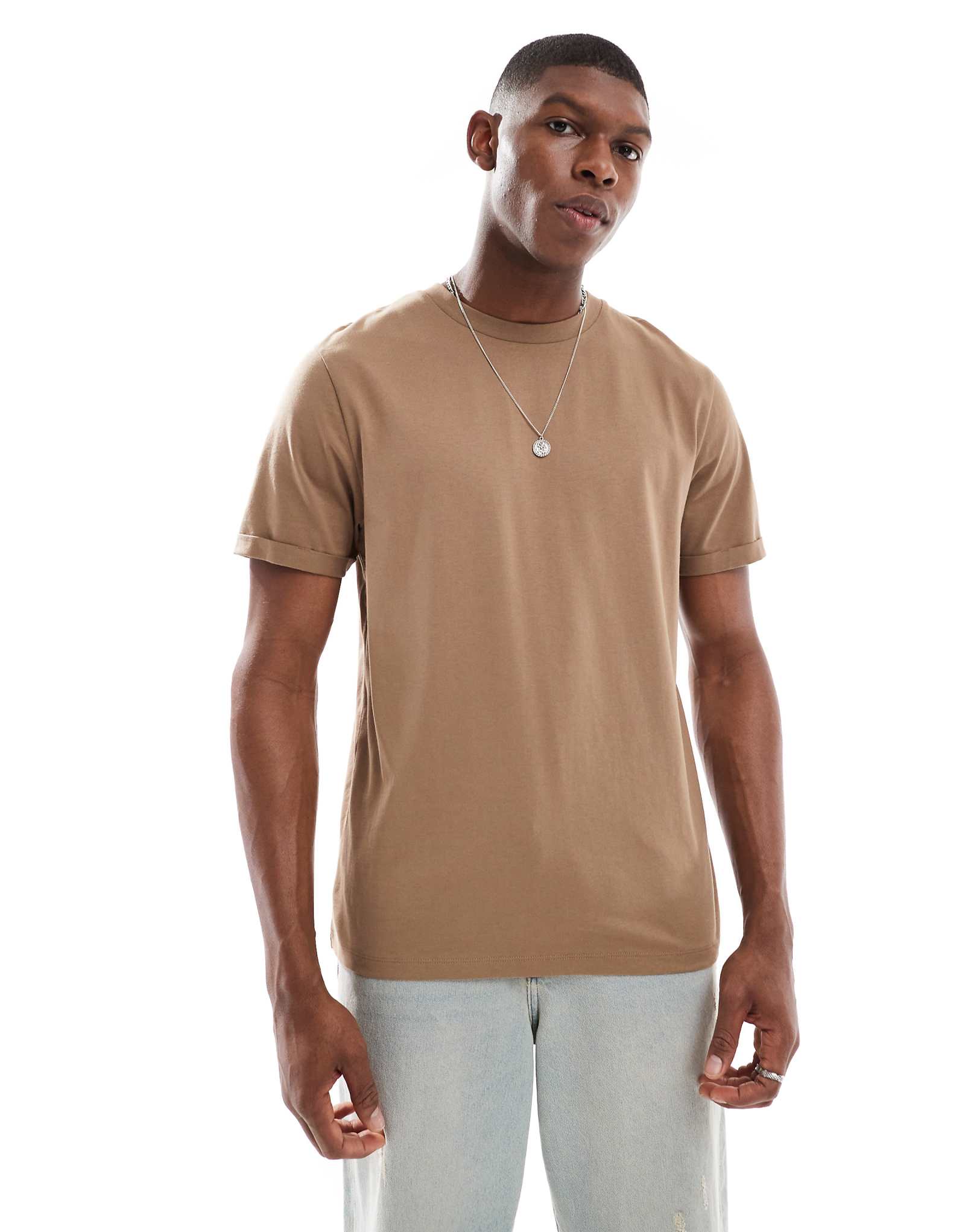 Футболка ASOS DESIGN essential с круглым вырезом и рукавами-манжетами коричневого цвета 2390₽