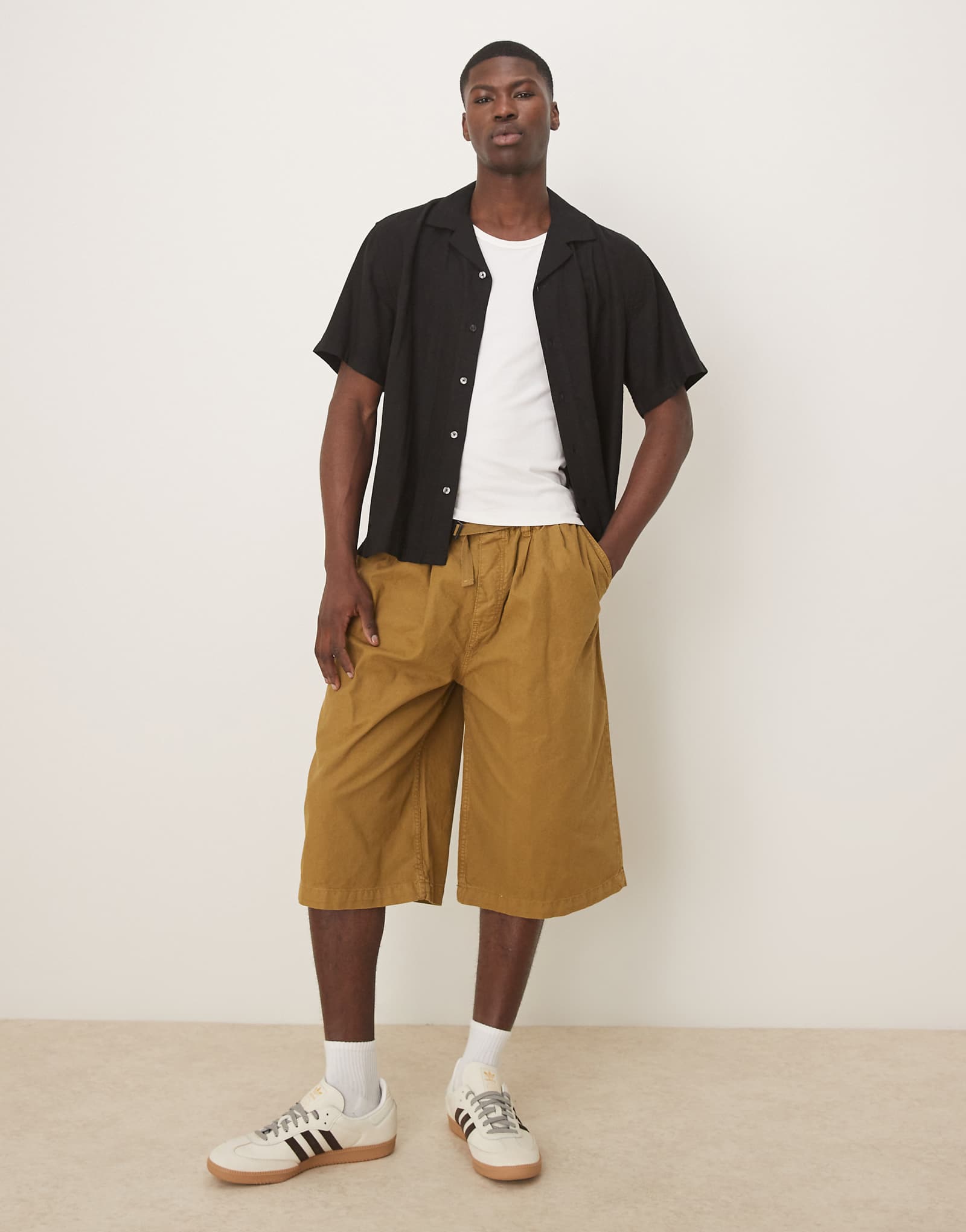 ДИЗАЙНЕРСКИЕ шорты ASOS удлиненной длины с поясом и складками оливково-зеленого цвета 3190₽