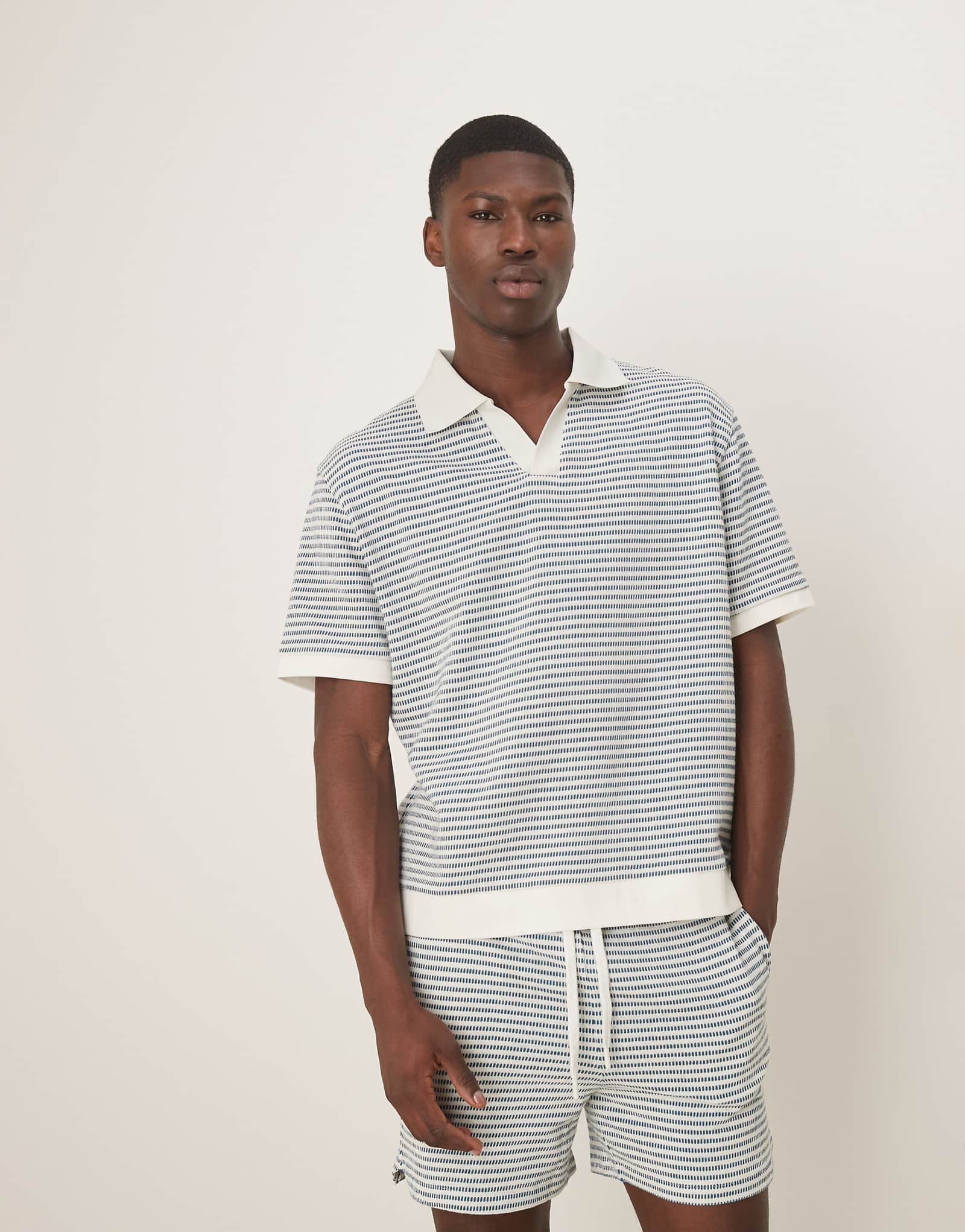 Свободная рубашка поло свободного кроя в нейтральную текстурированную полоску от ASOS DESIGN 7090₽