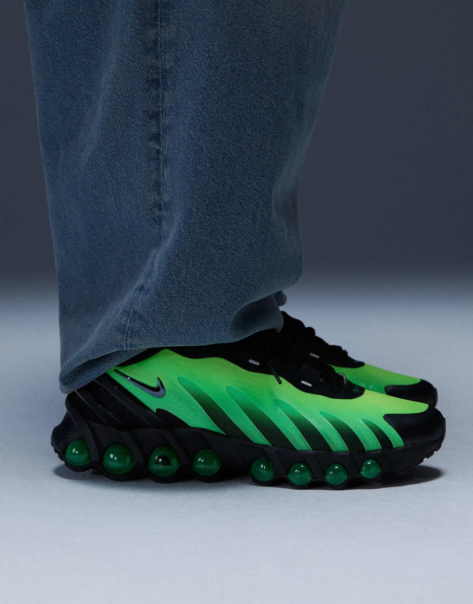 Кроссовки Nike Air Max DN8 черного и зеленого цветов 40790₽