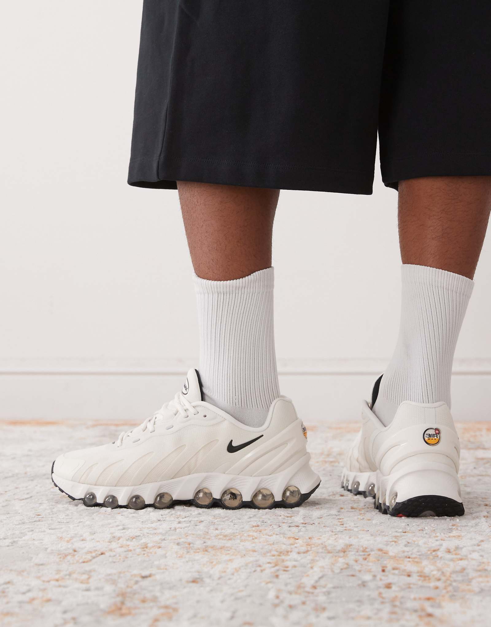 Кроссовки Nike Air Max DN8 темно-белого и черного цветов 25190₽