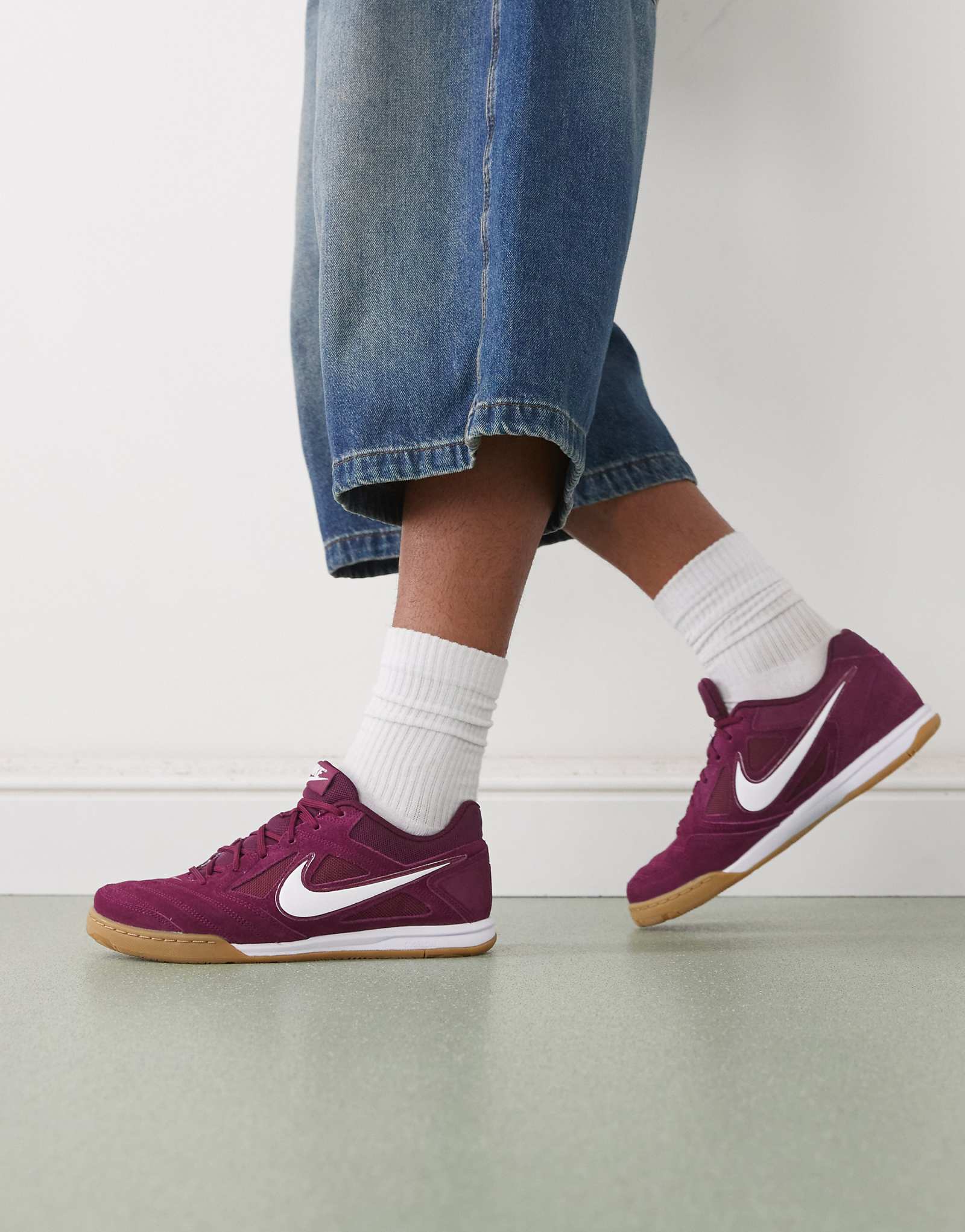 Кроссовки Nike Gato бордового и белого цветов 10090₽