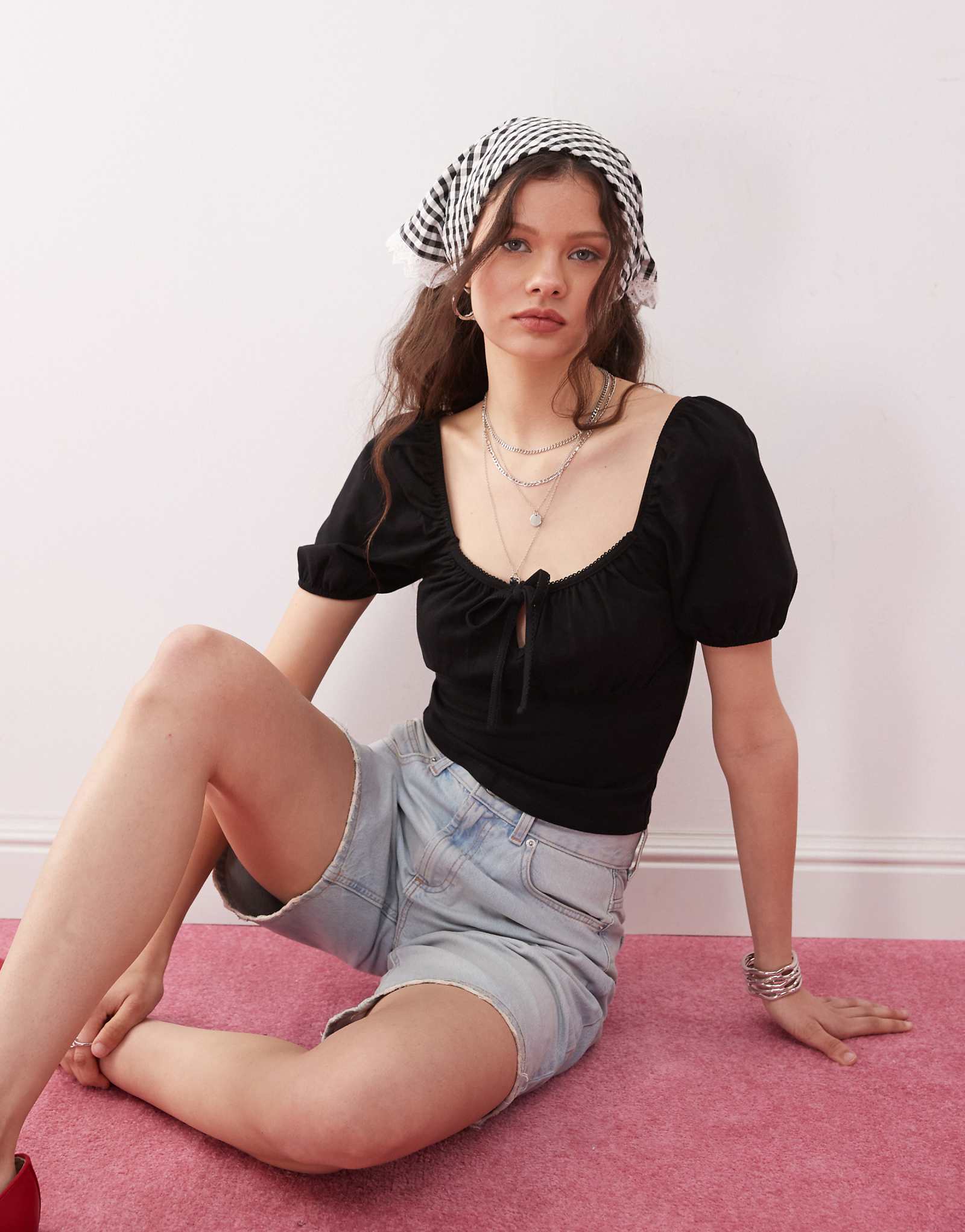 Черный топ для доярки с галстуком-бабочкой Мисс Селфридж спереди 5490₽