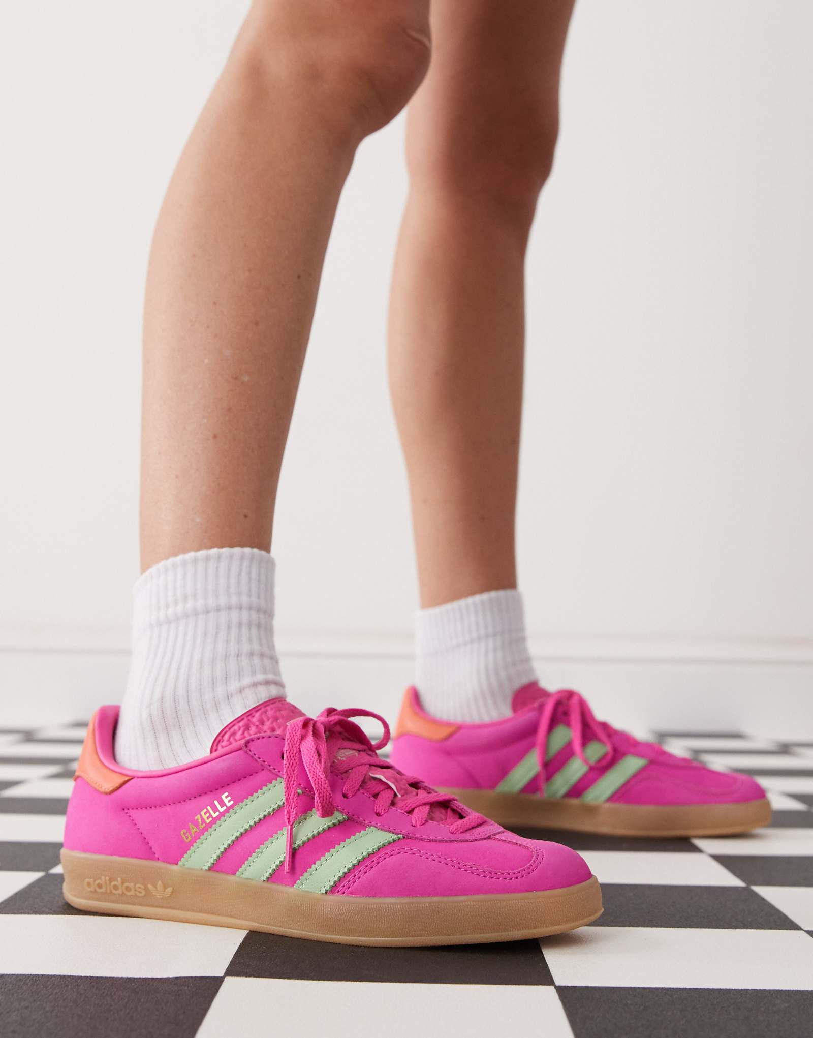 кроссовки adidas Originals Gazelle для помещений фиолетового и бирюзового цветов 20790₽
