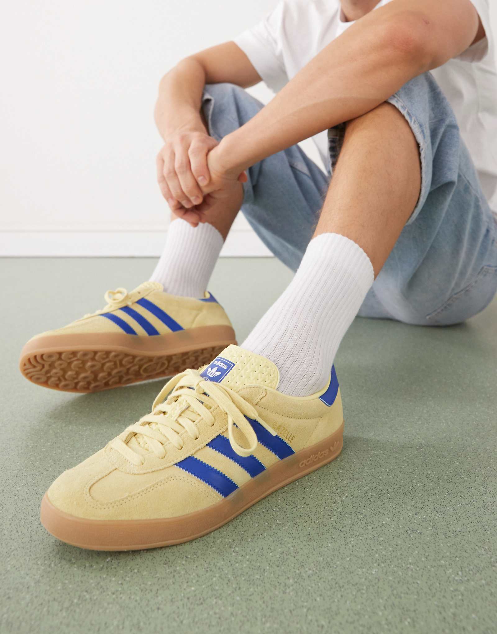 кроссовки adidas Originals Gazelle для помещений желтого и синего цветов 19590₽