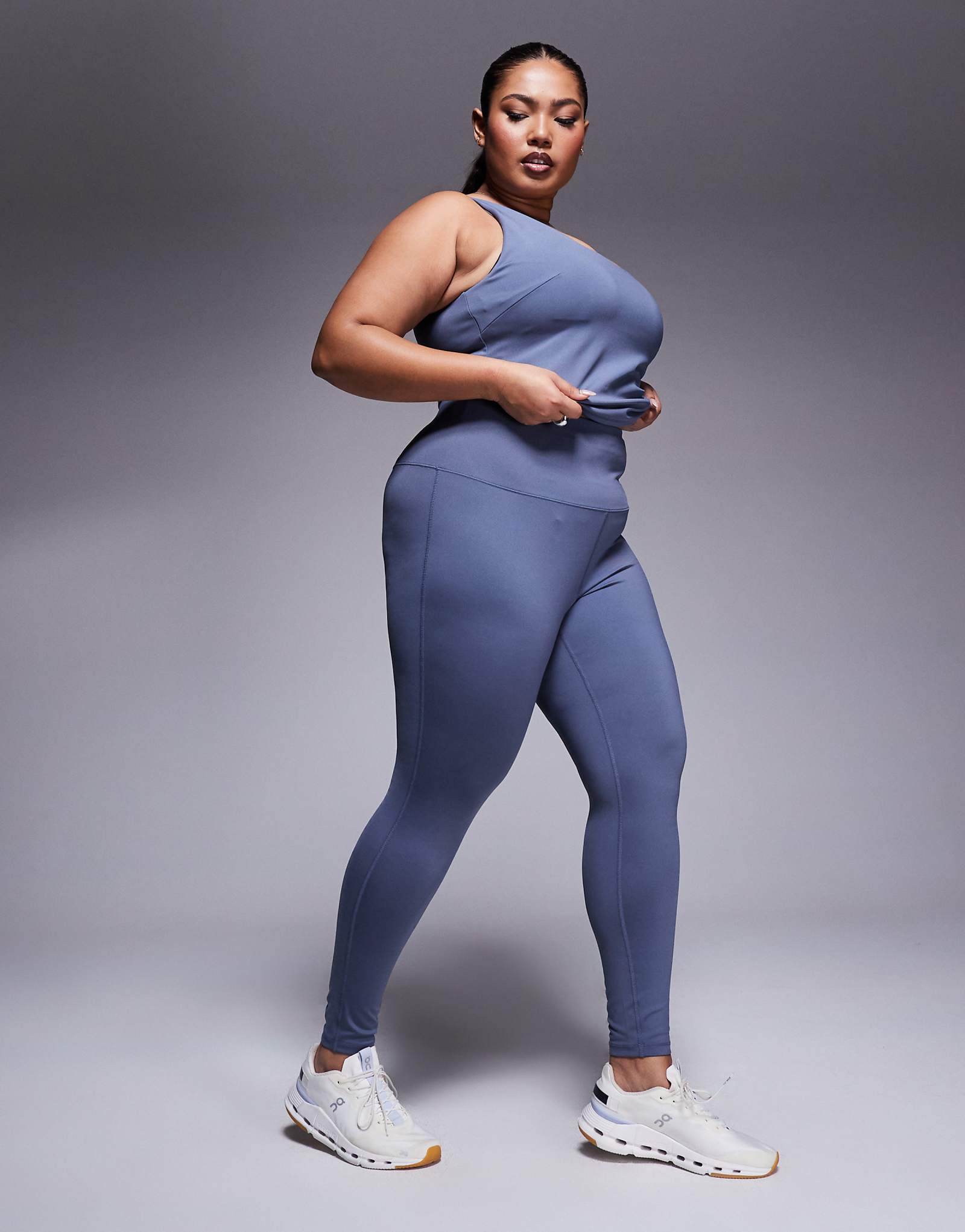 4505 Облегающие леггинсы с завышенной талией и карманом для телефона на молнии василькового цвета 4290₽