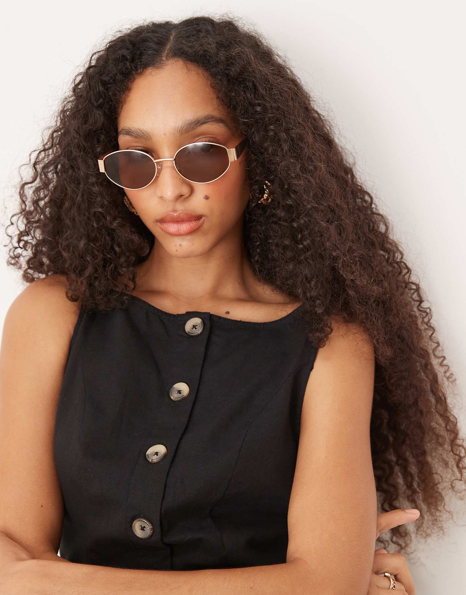 Металлические овальные солнцезащитные очки Jeepers Peepers коричневого и золотого цветов