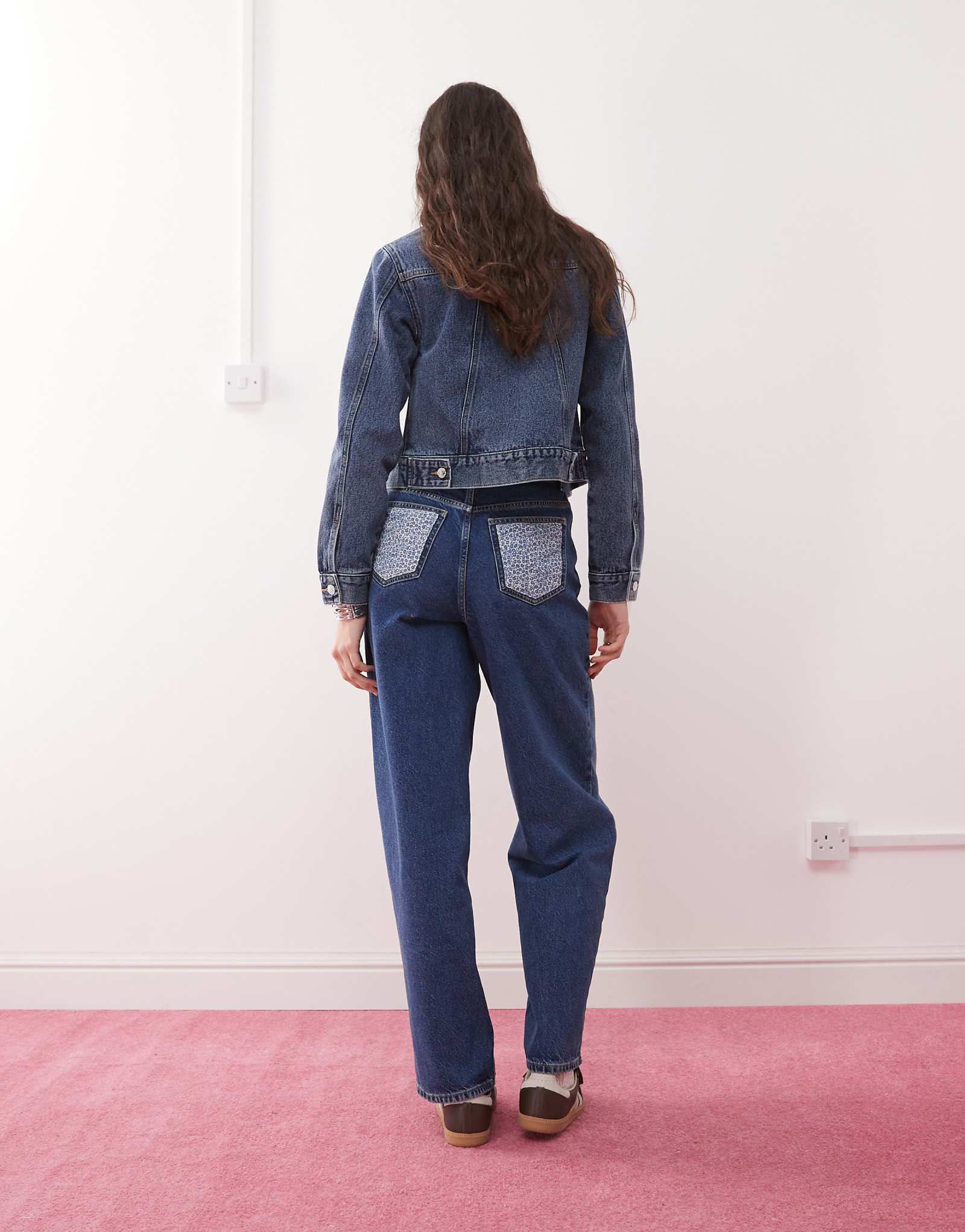 Мешковатые джинсы Мисс Селфридж с цветочными заплатками синего цвета 3490₽