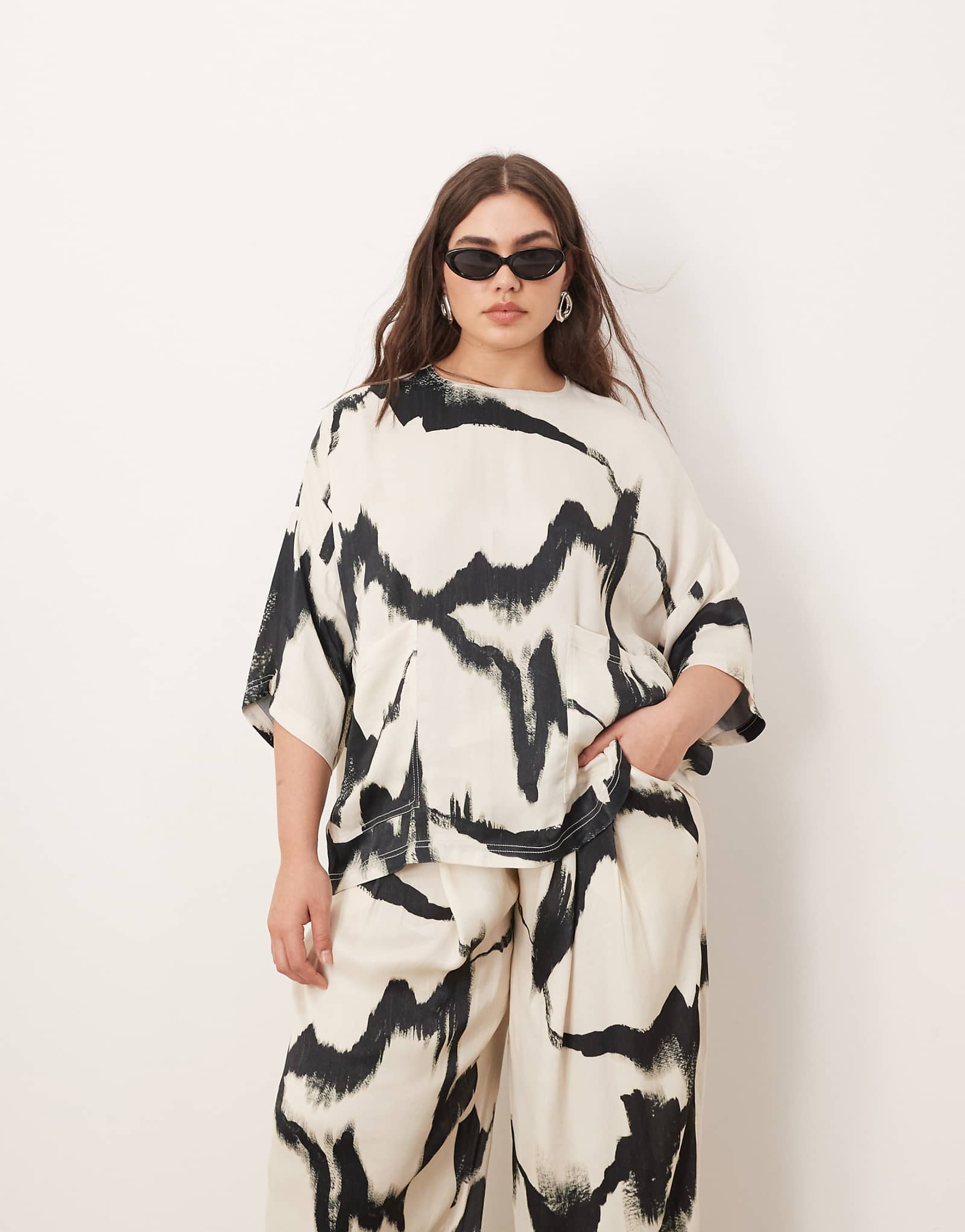 Атласная футболка оверсайз с однотонным абстрактным принтом ARRANGE Curve - часть комплекта 17090₽