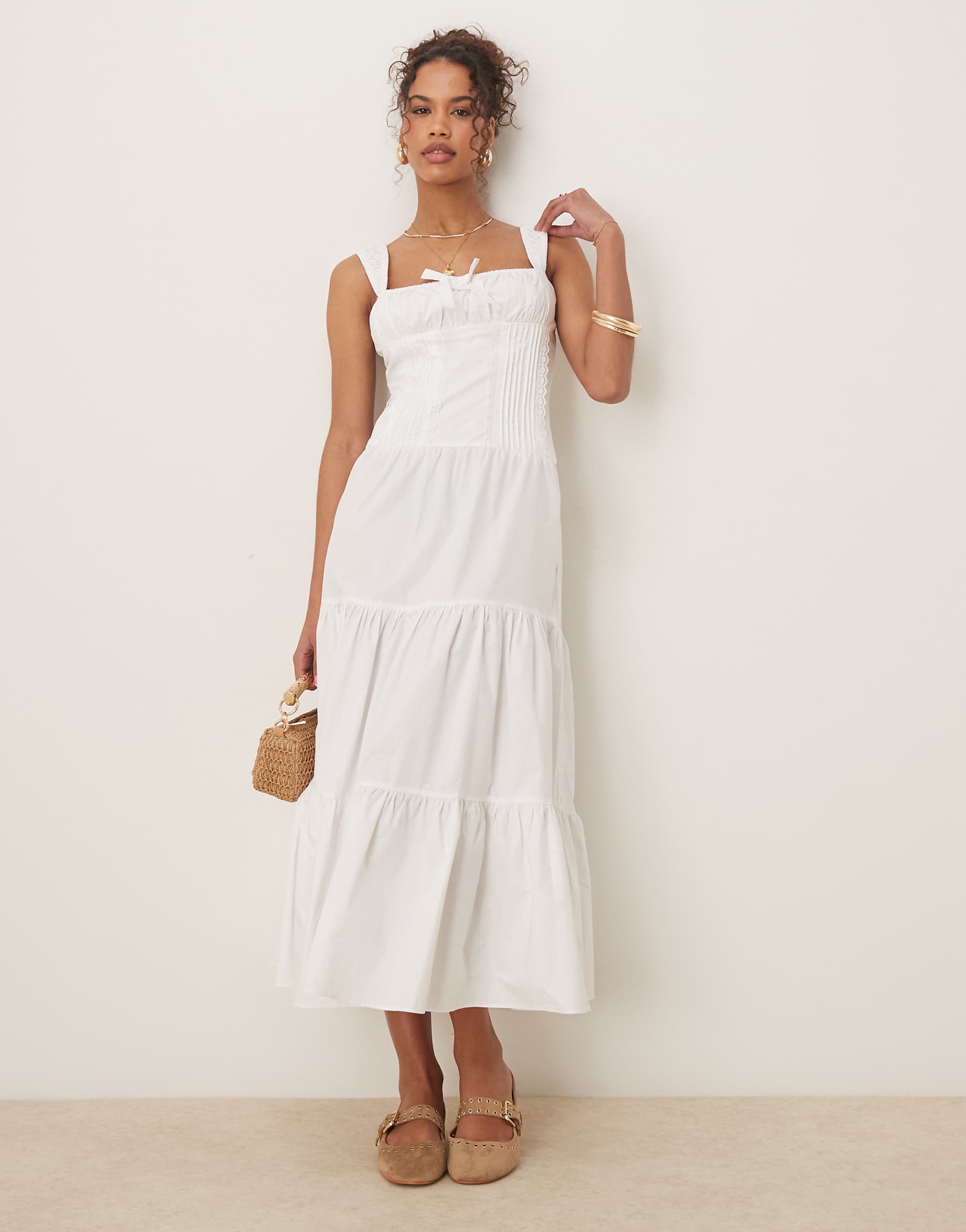 Гламурное макси-платье из поплина в корсетном стиле белого цвета 8590₽