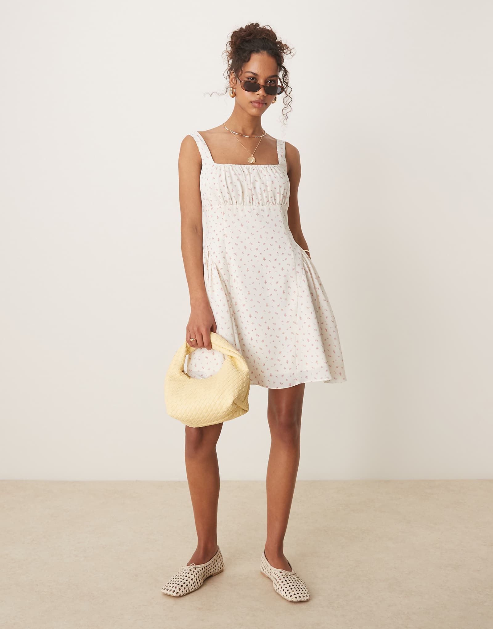 Гламурное мини-платье на корсете розового цвета с нежным цветочным узором 9490₽