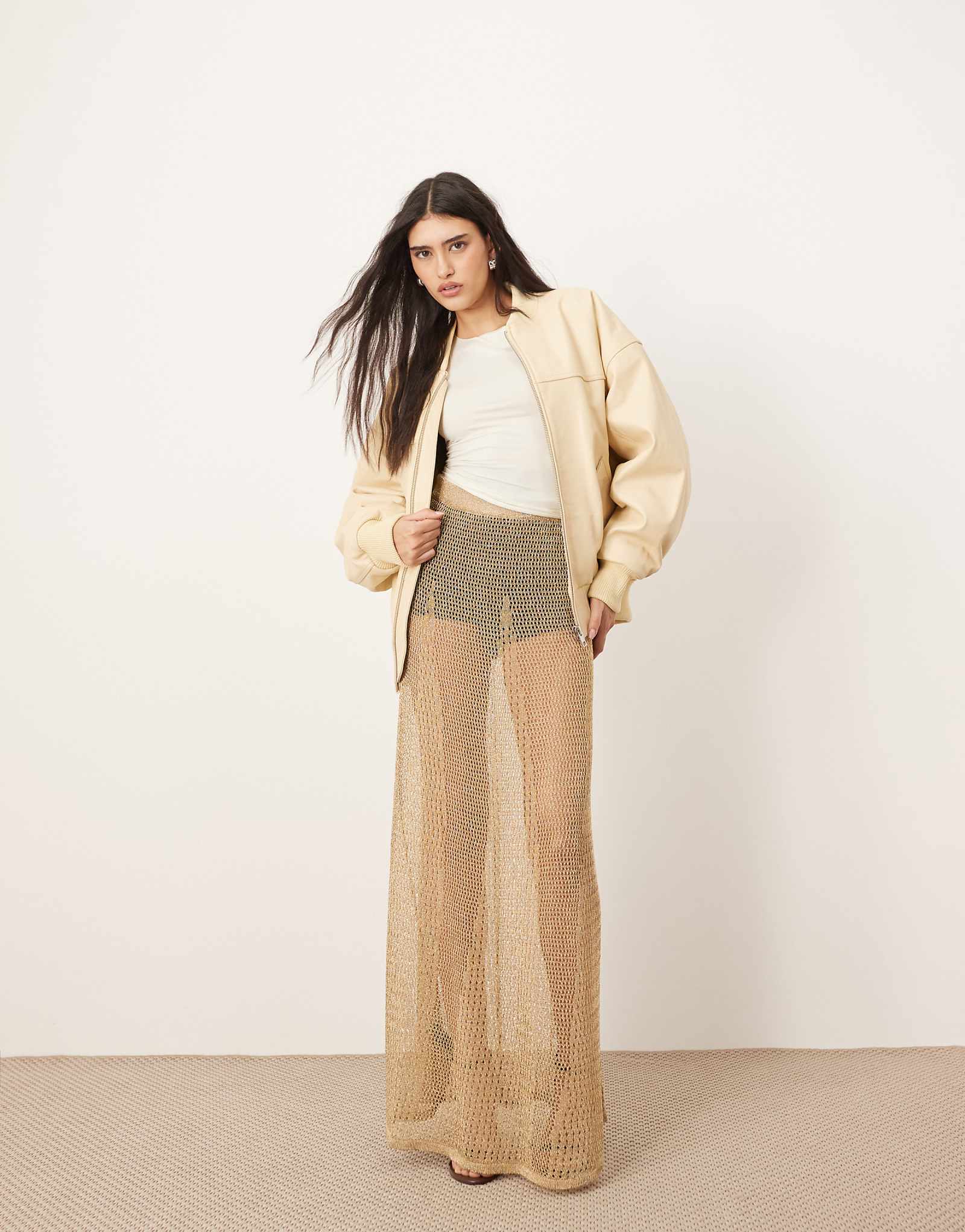 НАДЕНЬТЕ прозрачную широкую макси-юбку из металлического трикотажа золотого цвета 12390₽