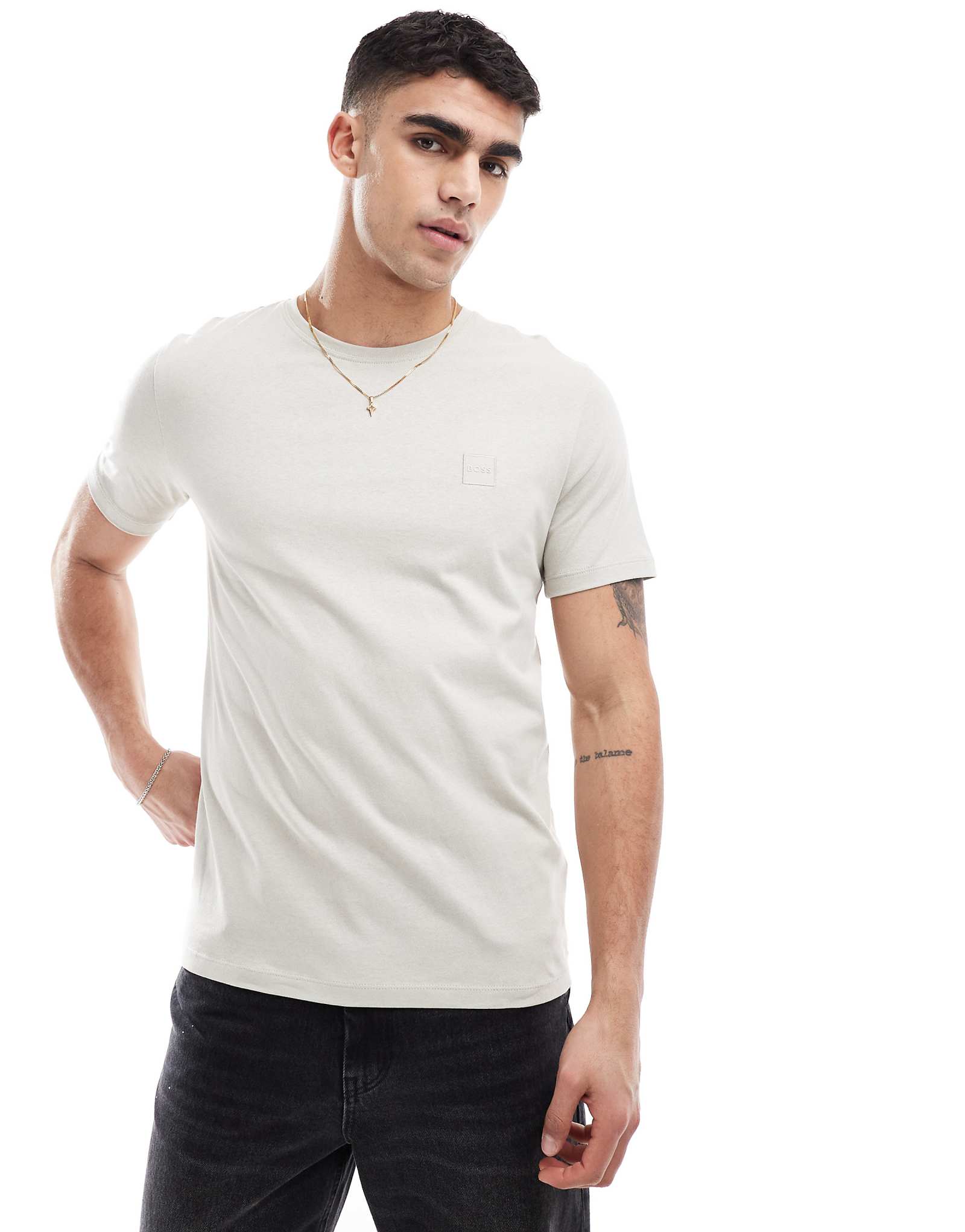 Футболка свободного кроя с логотипом BOSS Orange Tales box бежевого цвета 9490₽