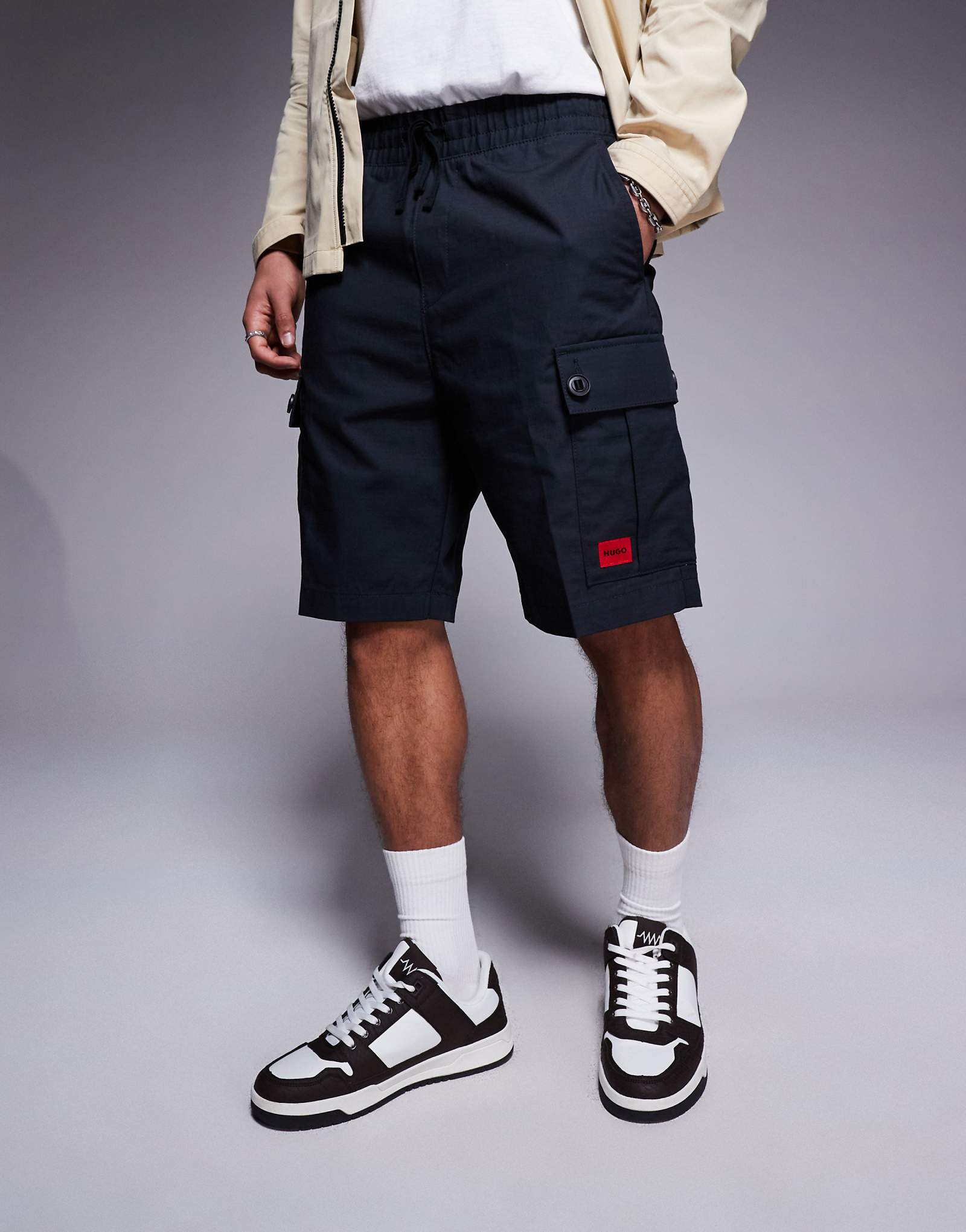Толстовка-карго с логотипом бренда HUGO Red Garlio тканевые шорты черного цвета 24390₽