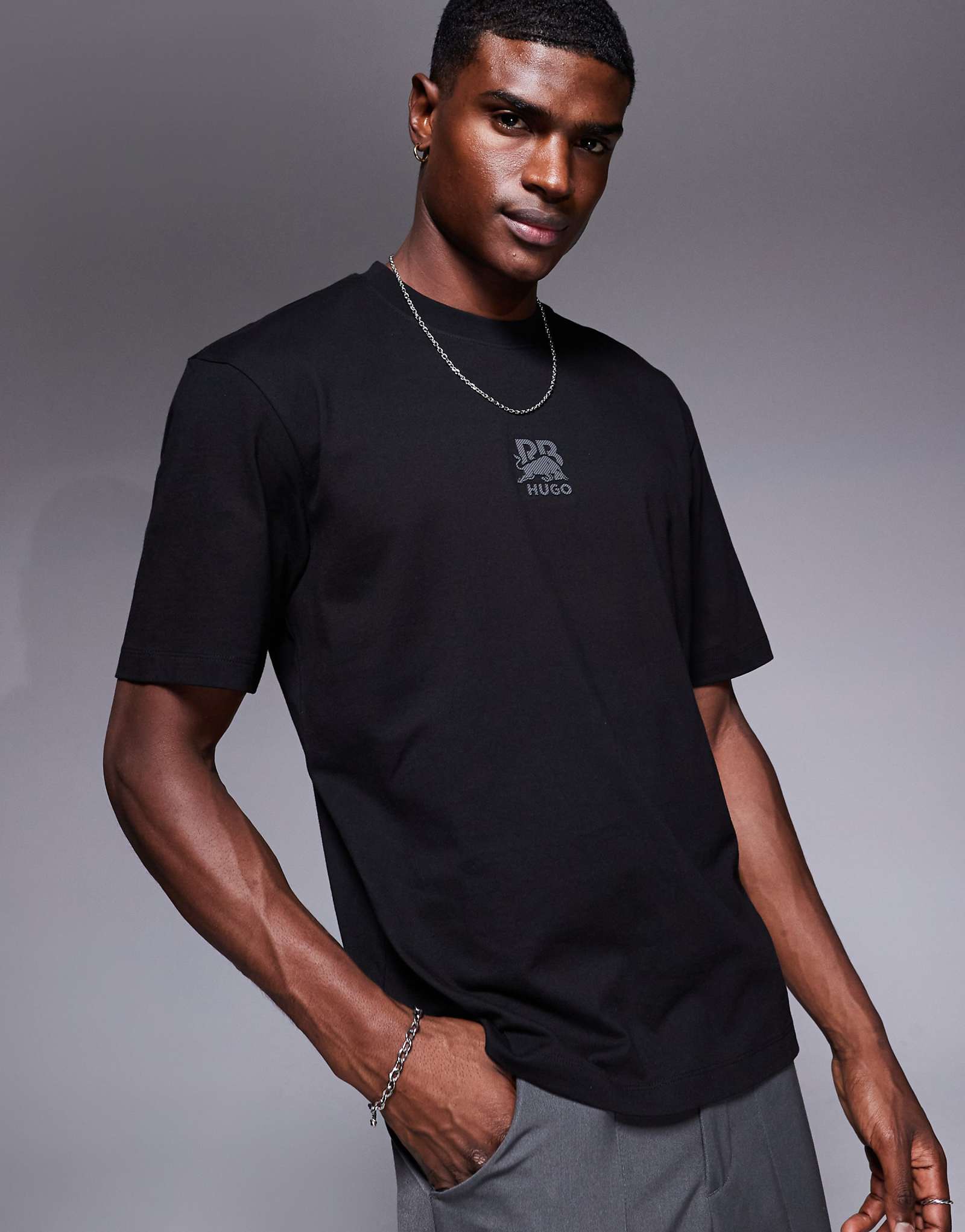 Черная футболка свободного кроя с серебристым центральным логотипом HUGO Red Red Bull Racing capsule Deckies свободного кроя