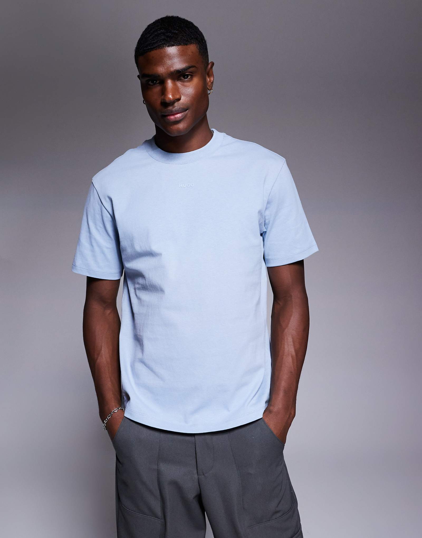 Футболка свободного кроя с центральным логотипом HUGO Red Dapolino в тон светло-голубому 8990₽