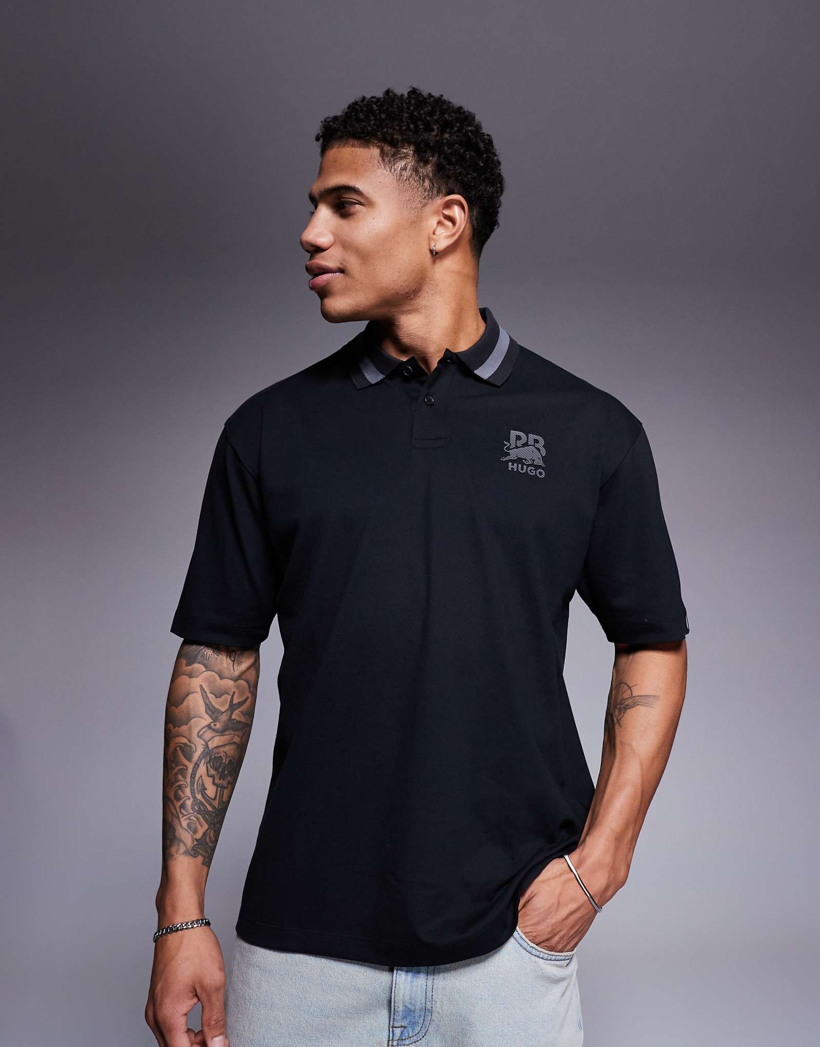 HUGO RED Bull Racing capsule Dodac с серебристым логотипом и нашивкой на воротнике поло свободного кроя из пике черного цвета 18690₽