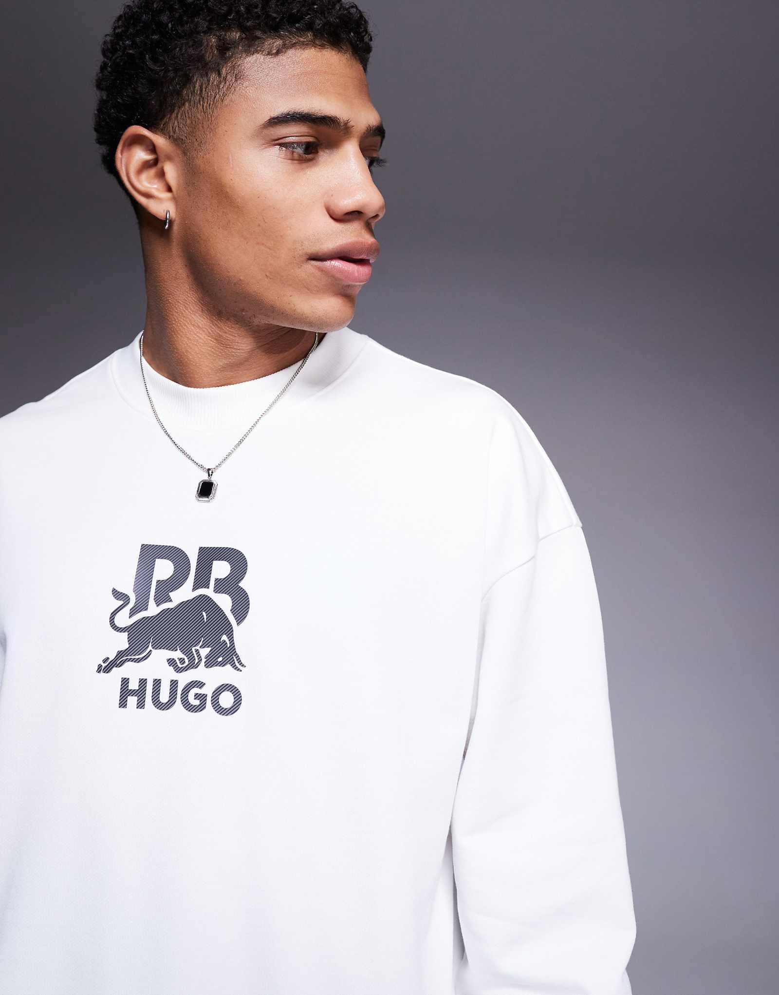 Толстовка оверсайз HUGO RED Bull Racing capsule с центральным логотипом Dahrain белого цвета 18290₽