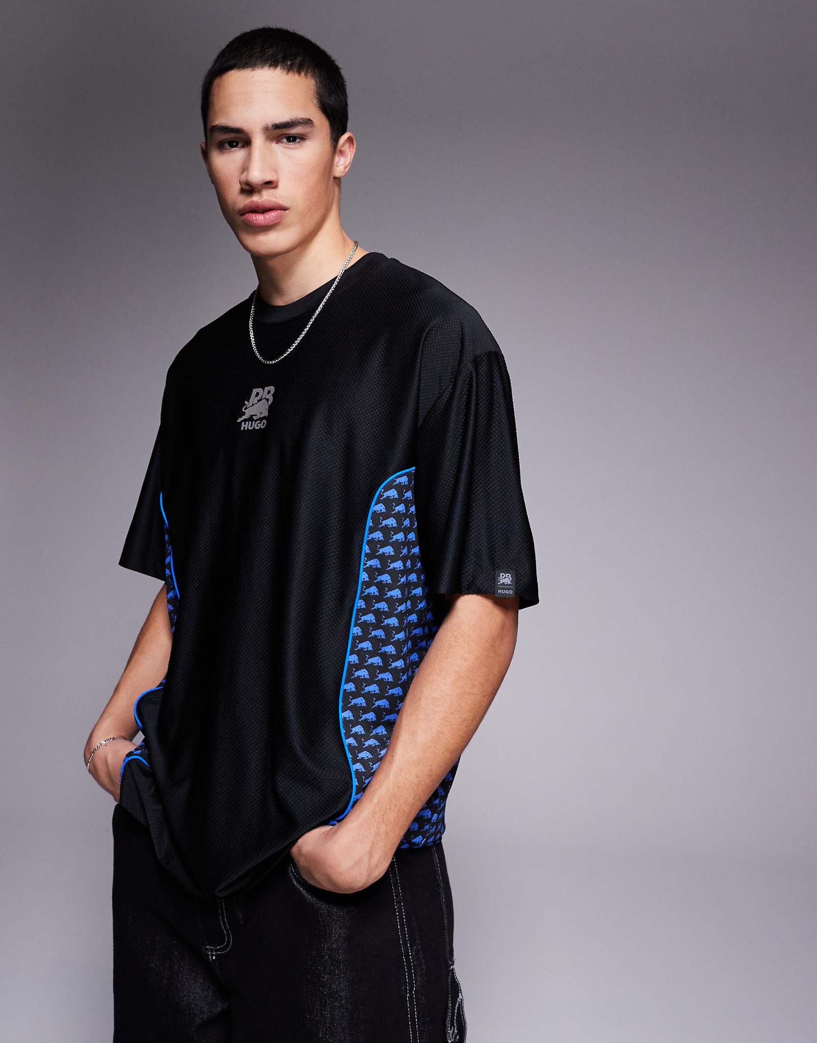 Футболка HUGO Red Bull Racing capsule с центральным логотипом Dinokey черного цвета оверсайз-кроя 11090₽