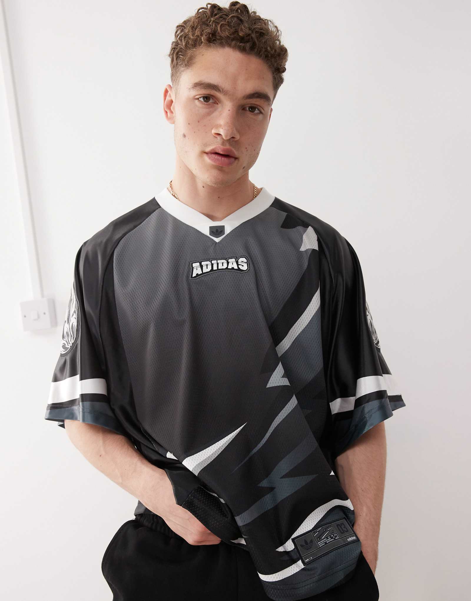 футболка команды adidas Originals Adilenium 3-го сезона черного цвета 9990₽