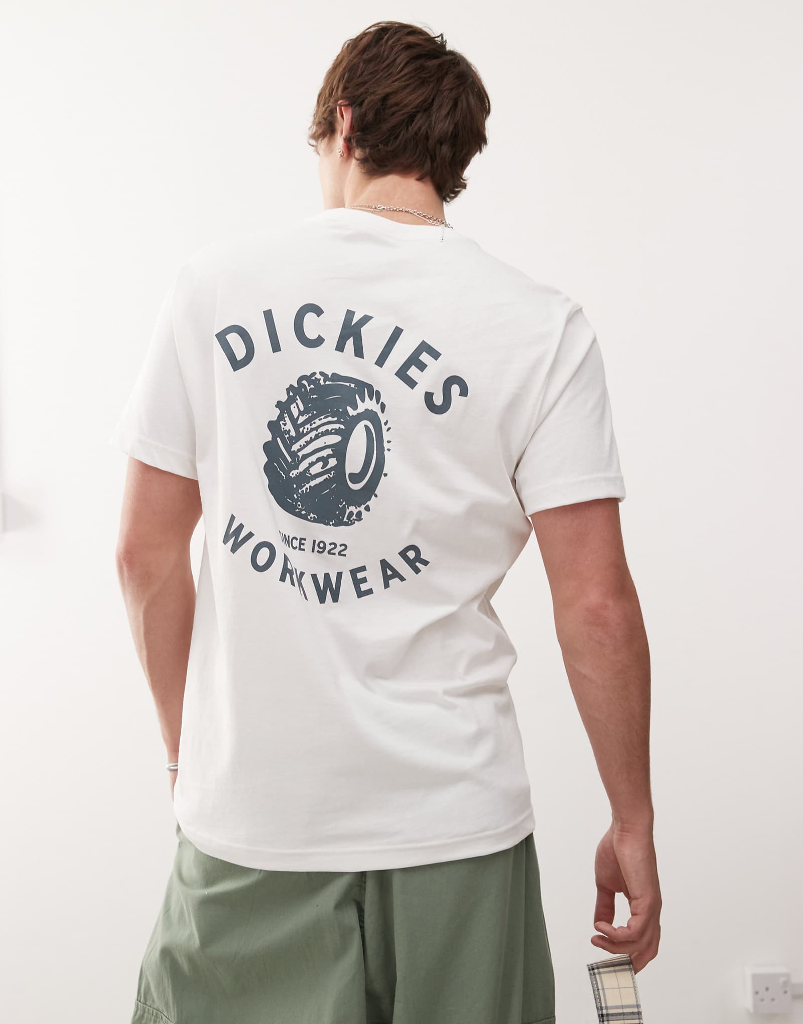 Футболка с принтом Dickies off road на спине белого цвета 4090₽