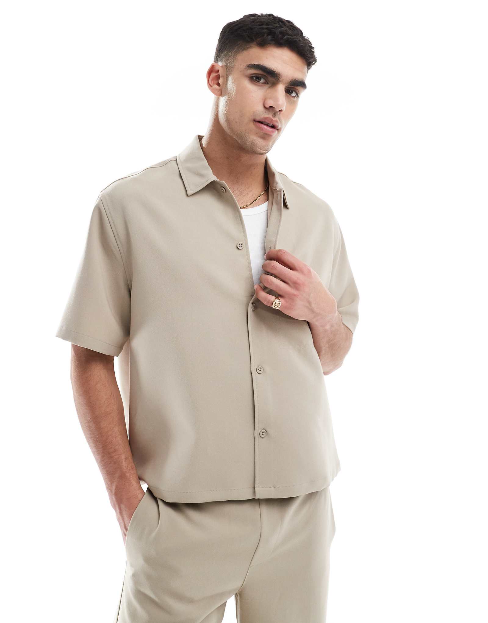Рубашка Bershka premium бежевого цвета - часть комплекта 5390₽