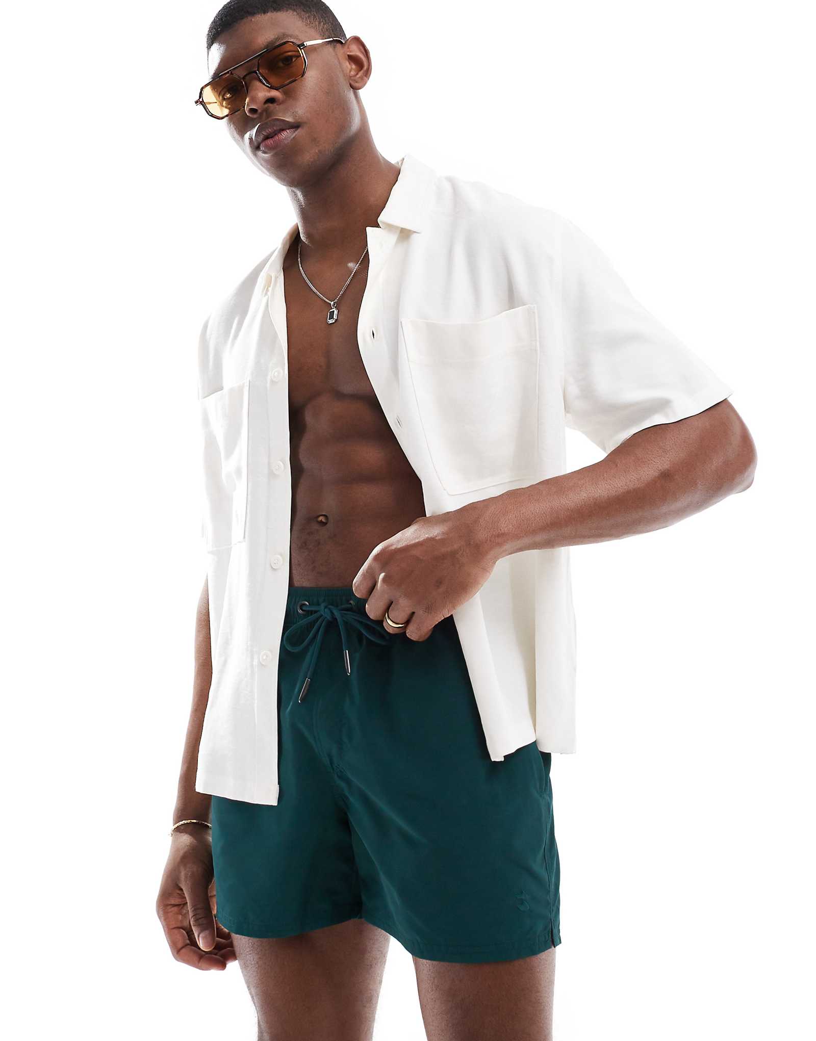 Базовые плавательные шорты Bershka темно-зеленого цвета 4390₽