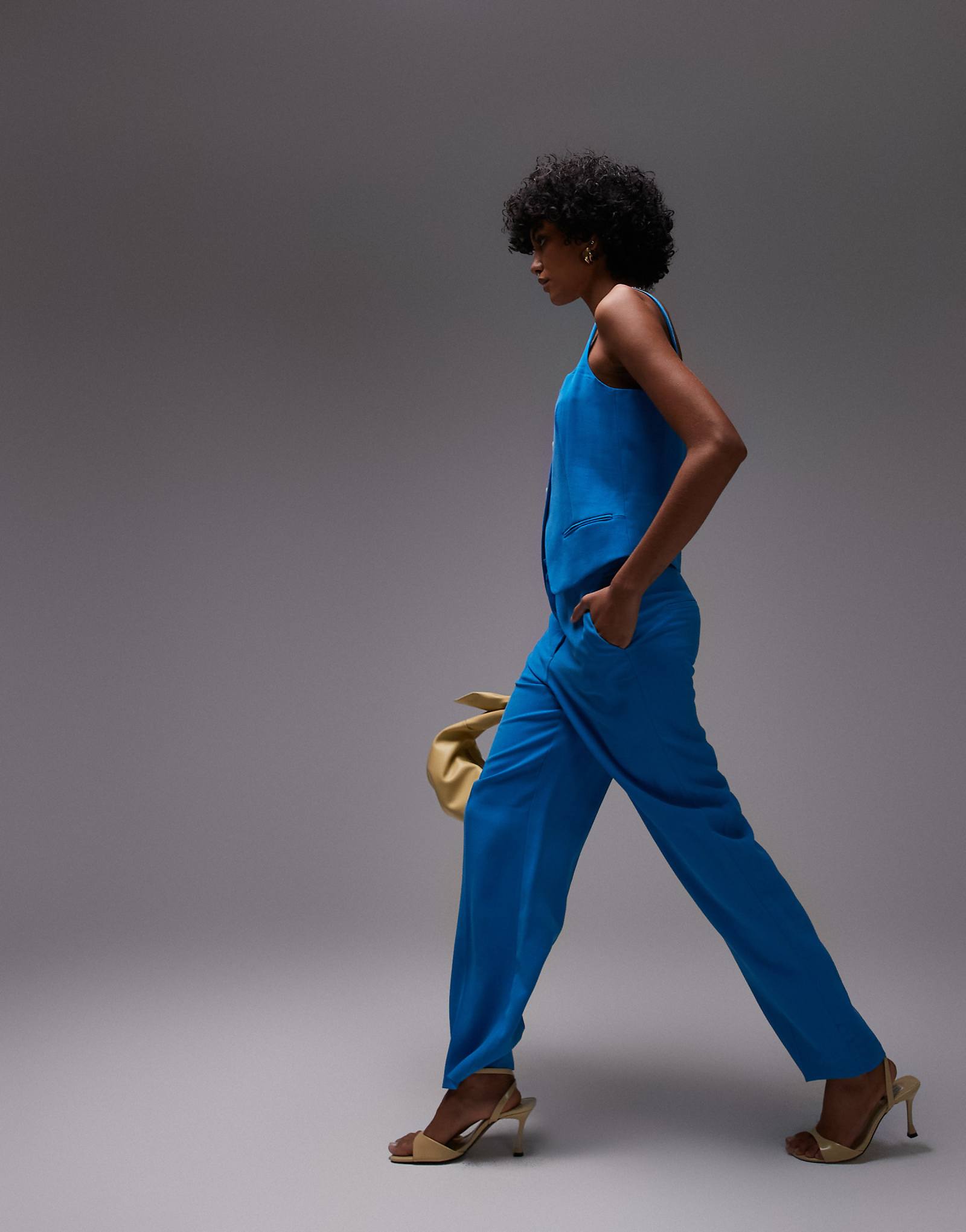 Брюки прямого кроя из льна Mango синего цвета - часть комплекта 16490₽